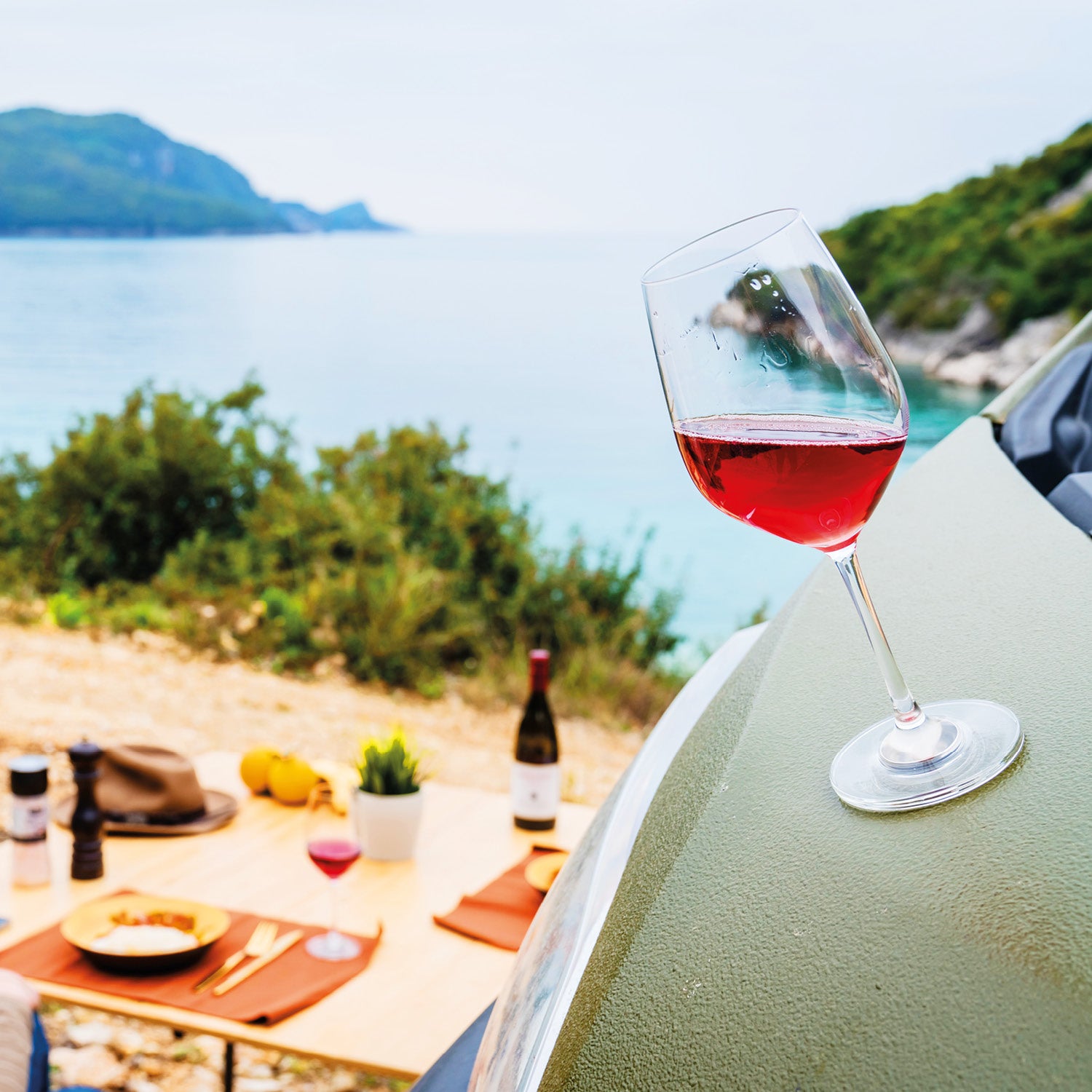 Magnet-Kristallglas Wein abgestellt auf Motorhaube
