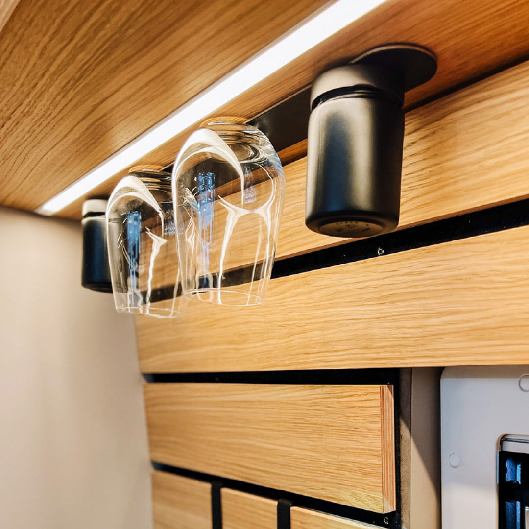 Magnet-Kristallgläser-Longdrink und Magnet-Feinkostgläser an einer Metall-Leiste kopfüber