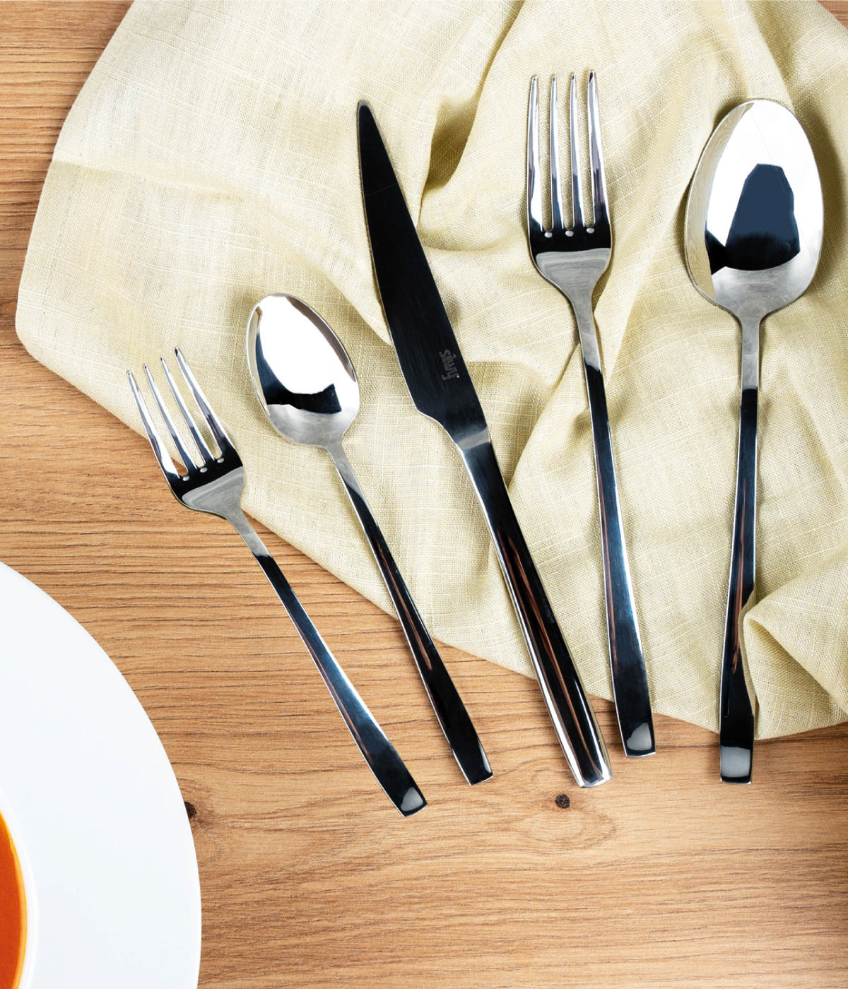 Besteck-Set abgebildet (Messer, Gabel, Löffel, kleine Gabel, kleiner Löffel)