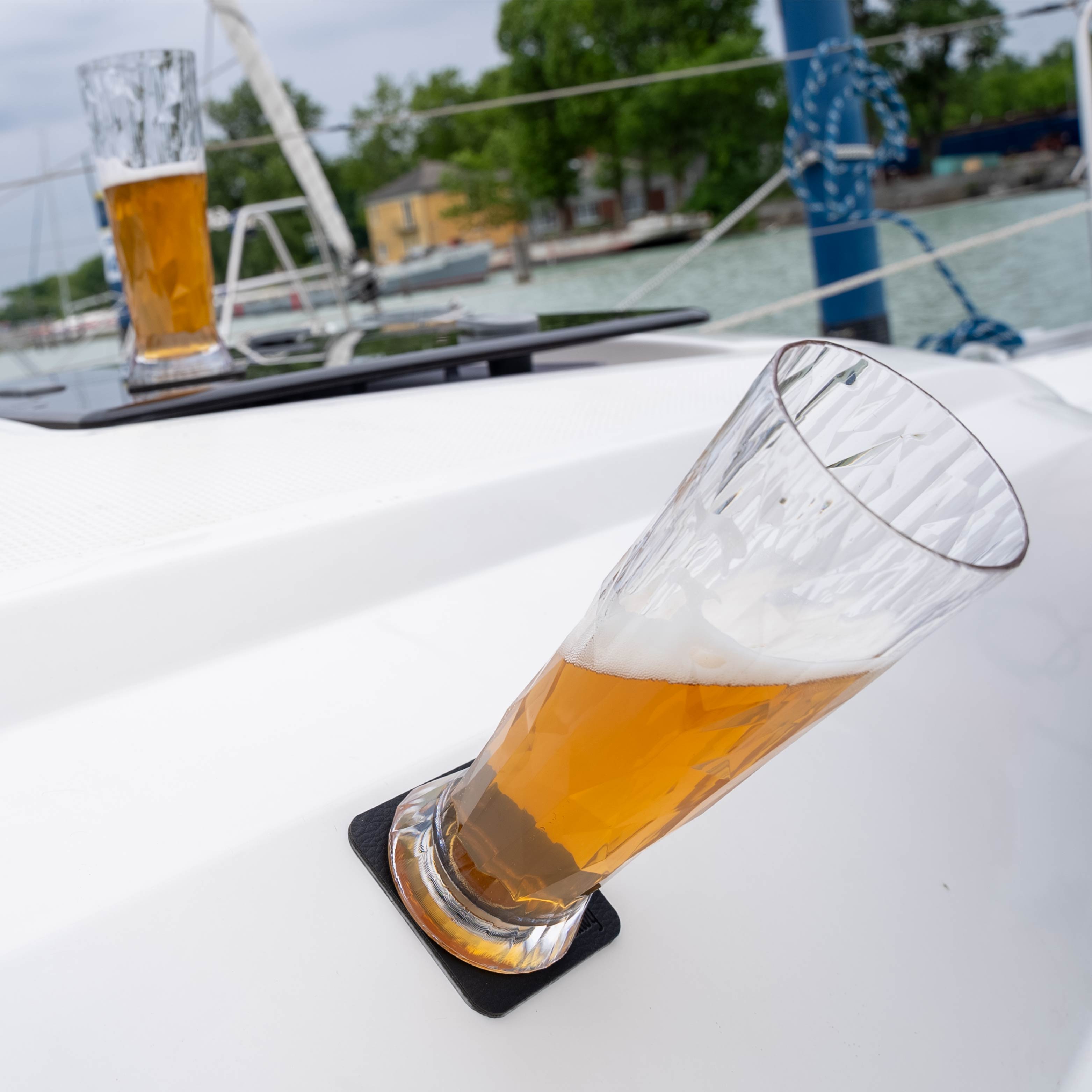 Kunststoffglas mit Magnet, fixiert auf Pad auf dem Boot