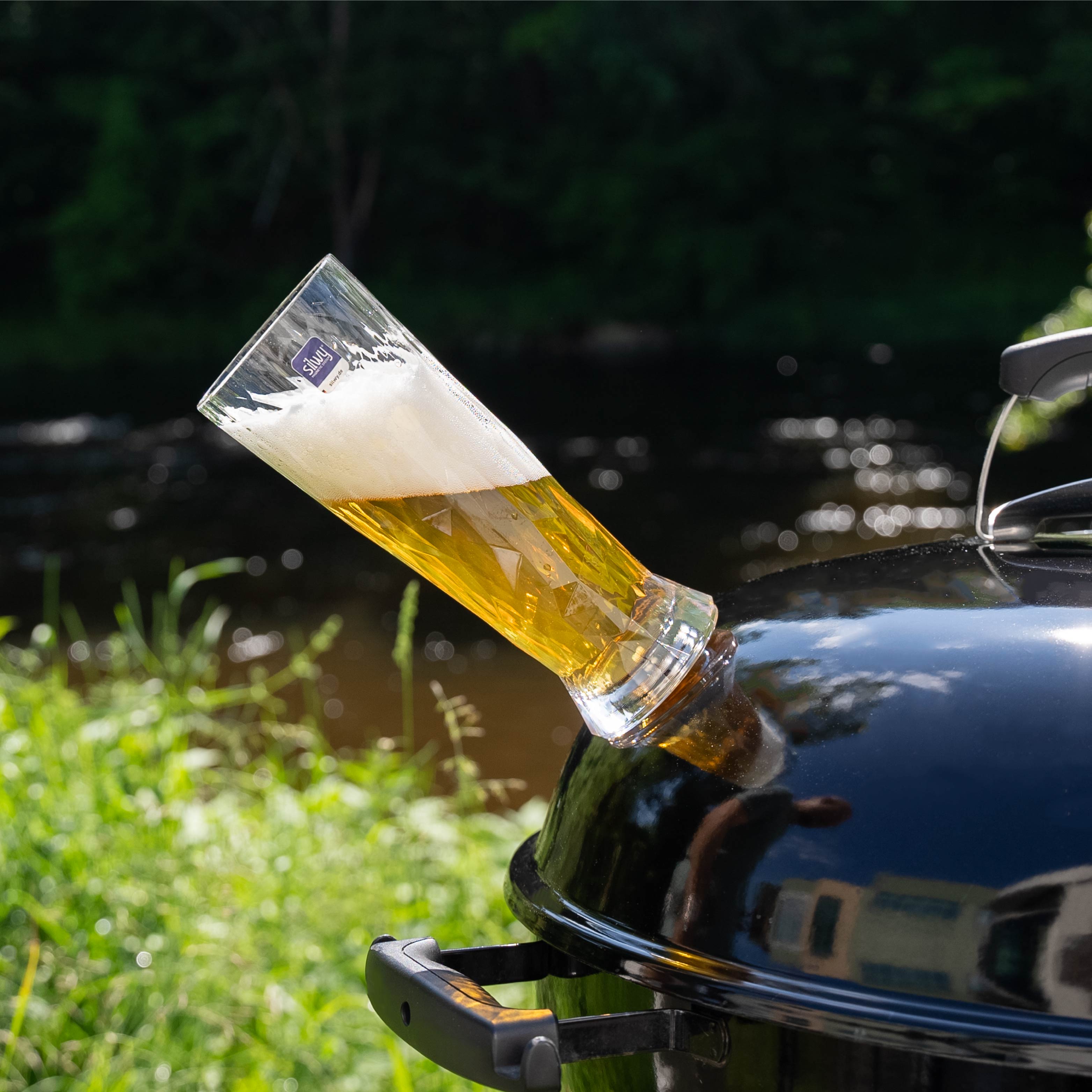 Magnet-Kunststoffglas Bier am Kugelgrill befestigt