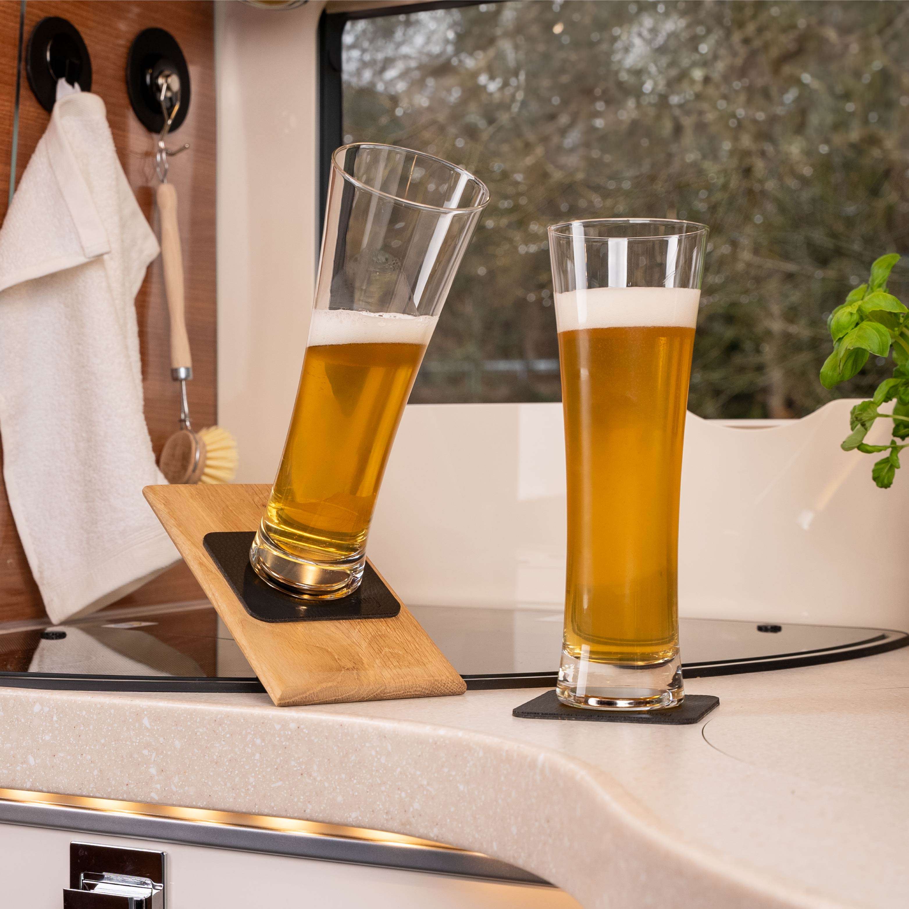 Magnet-Kristallgläser Bier auf Pads in Schräglage im Camper