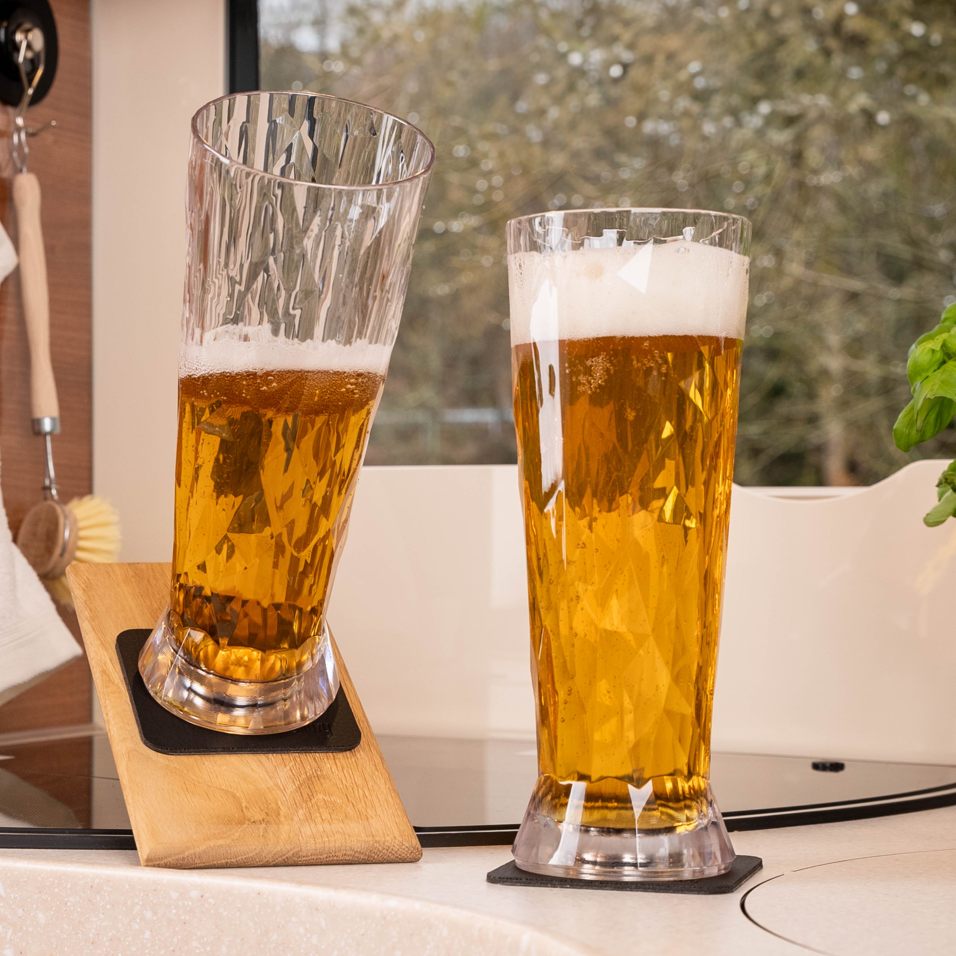 Kunststoff Bierglas mit Magnet, stehend auf Nano-Gel-Pad in Schräglage