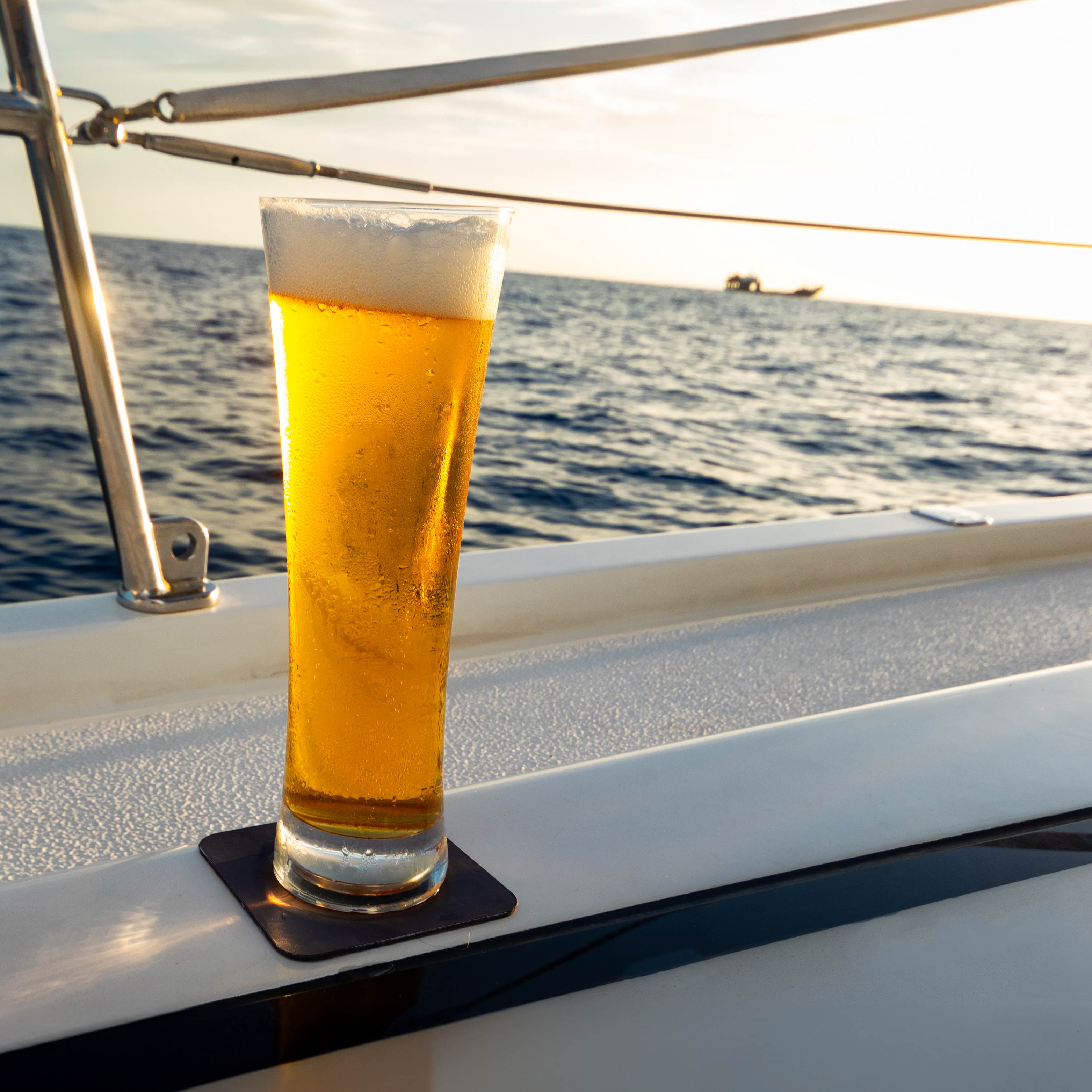 Magnet-Kristallglas Bier auf Pad auf einem Boot während der Fahrt