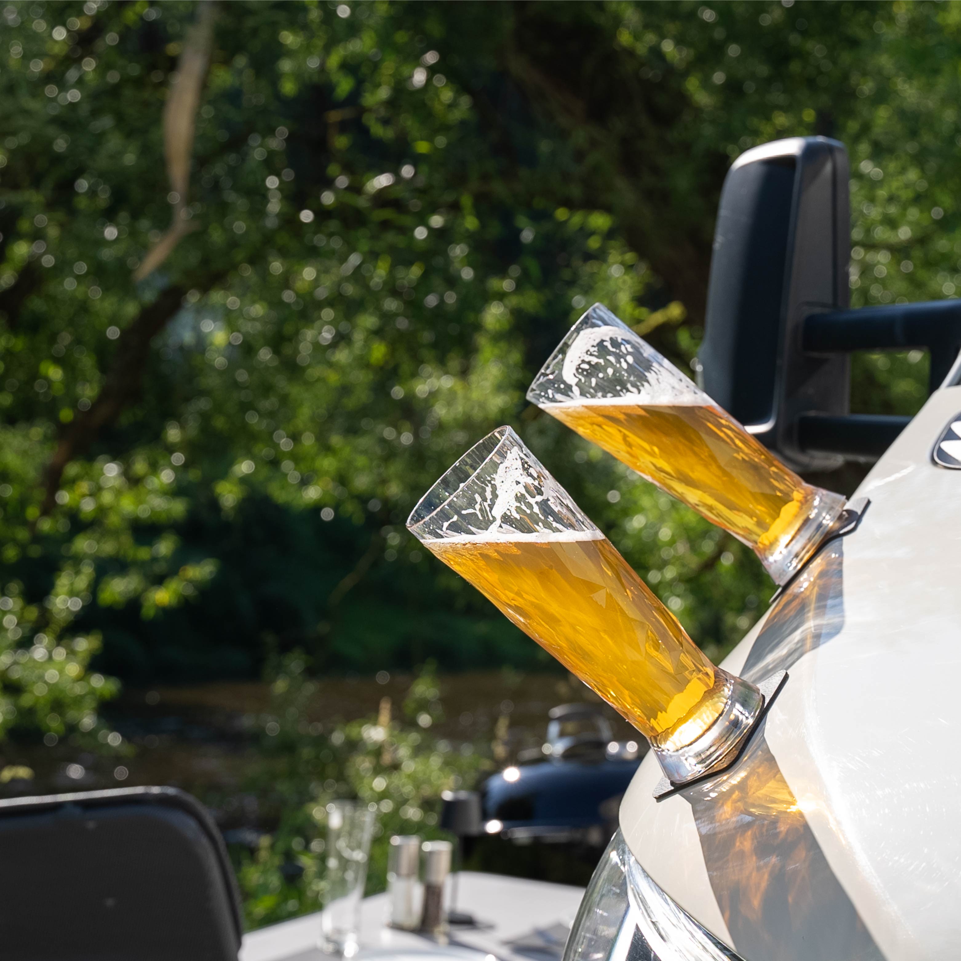 Kunststoffgläser mit Magnet fixiert auf Motorhaube