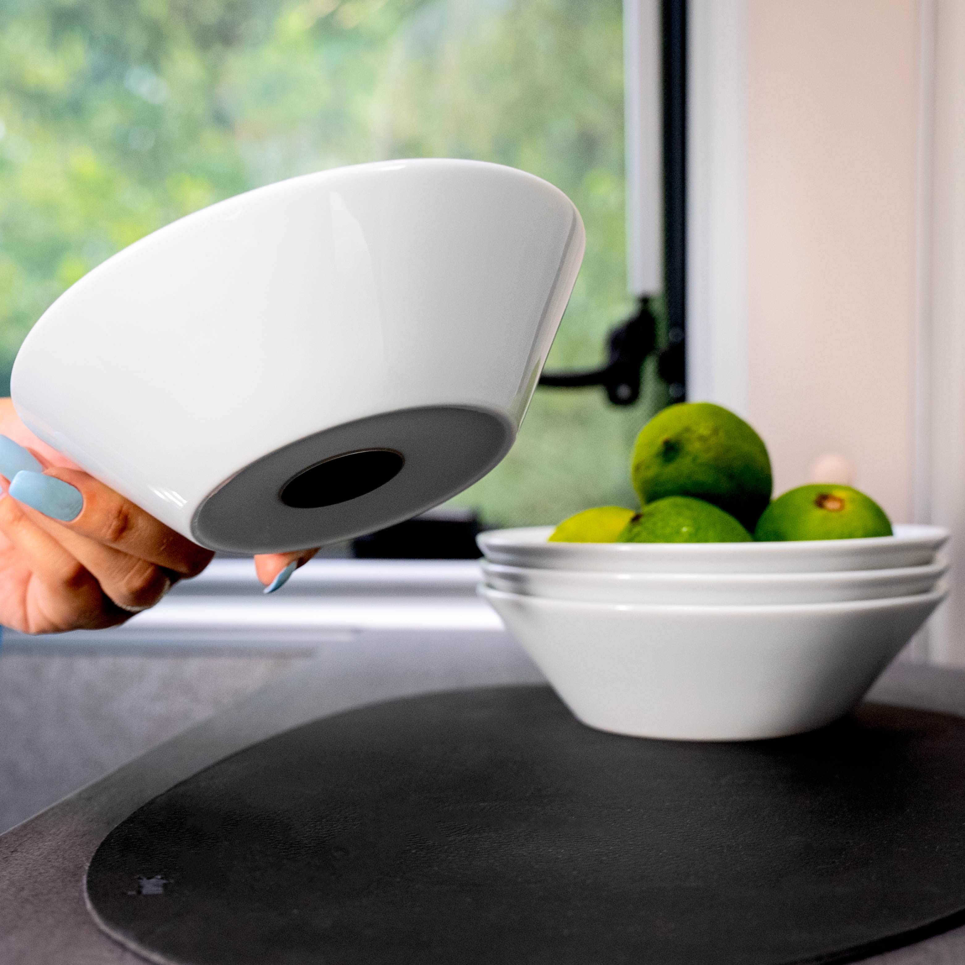 Magnet-Porzellan-Bowls mit integriertem Magneten im Boden auf Metall-Matte aufeinander gestapelt