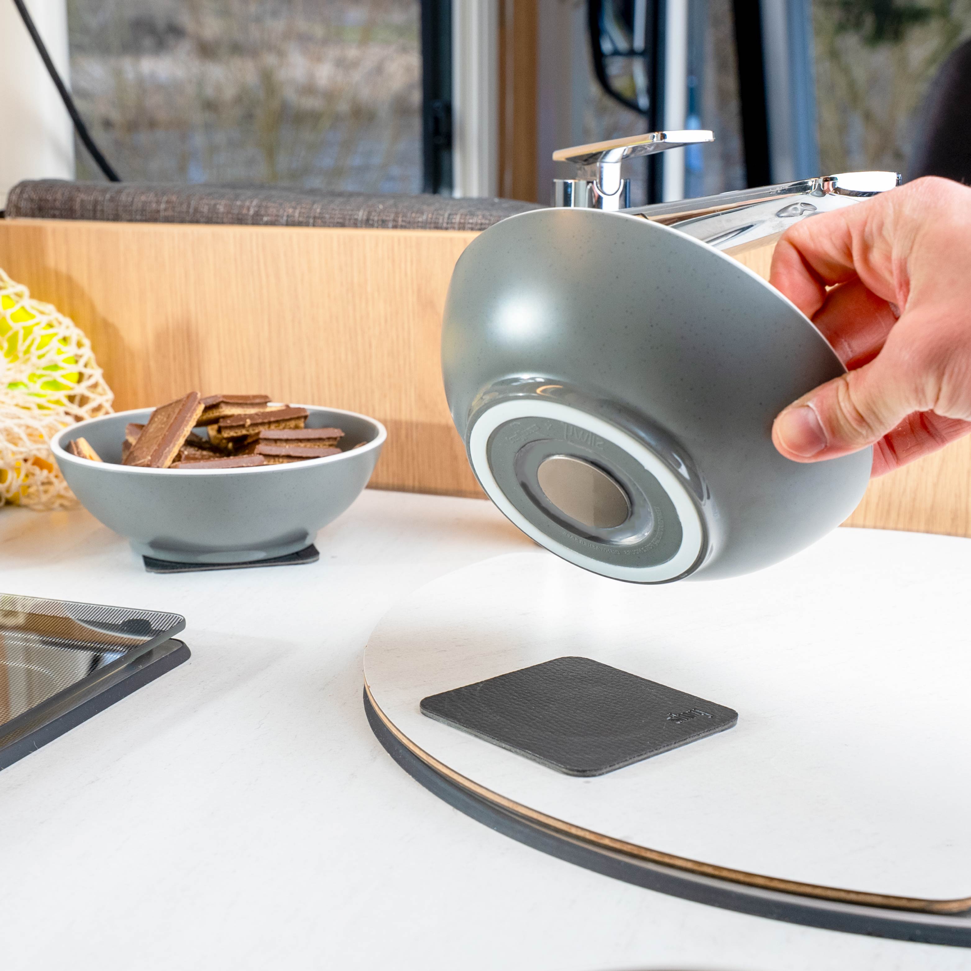 Magnetische Kunststoff-Bowls abgestellt auf Pad