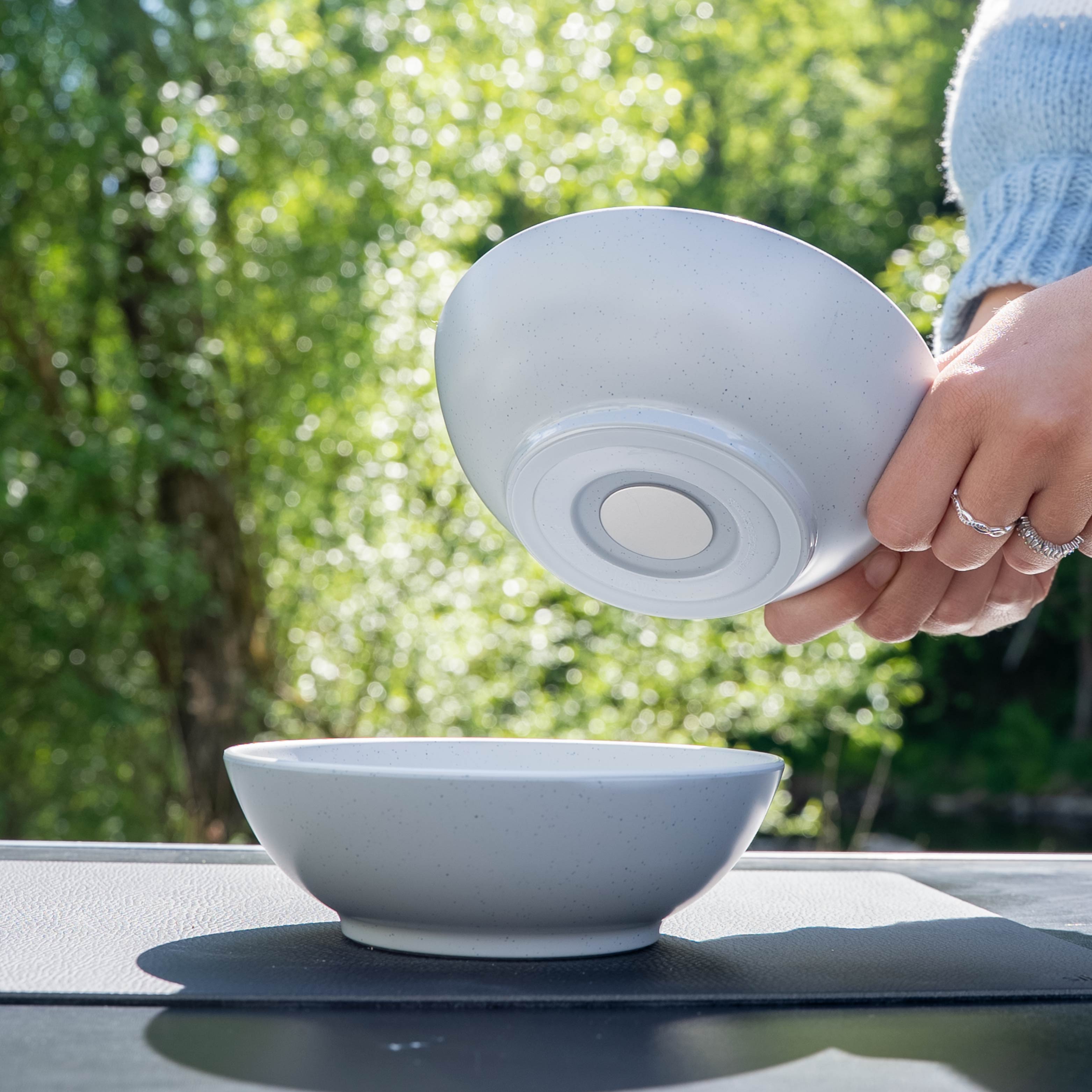 Magnet-Bowls DOLOMIT WHITE, abgestellt auf Metall-Nano-Gel-Matte