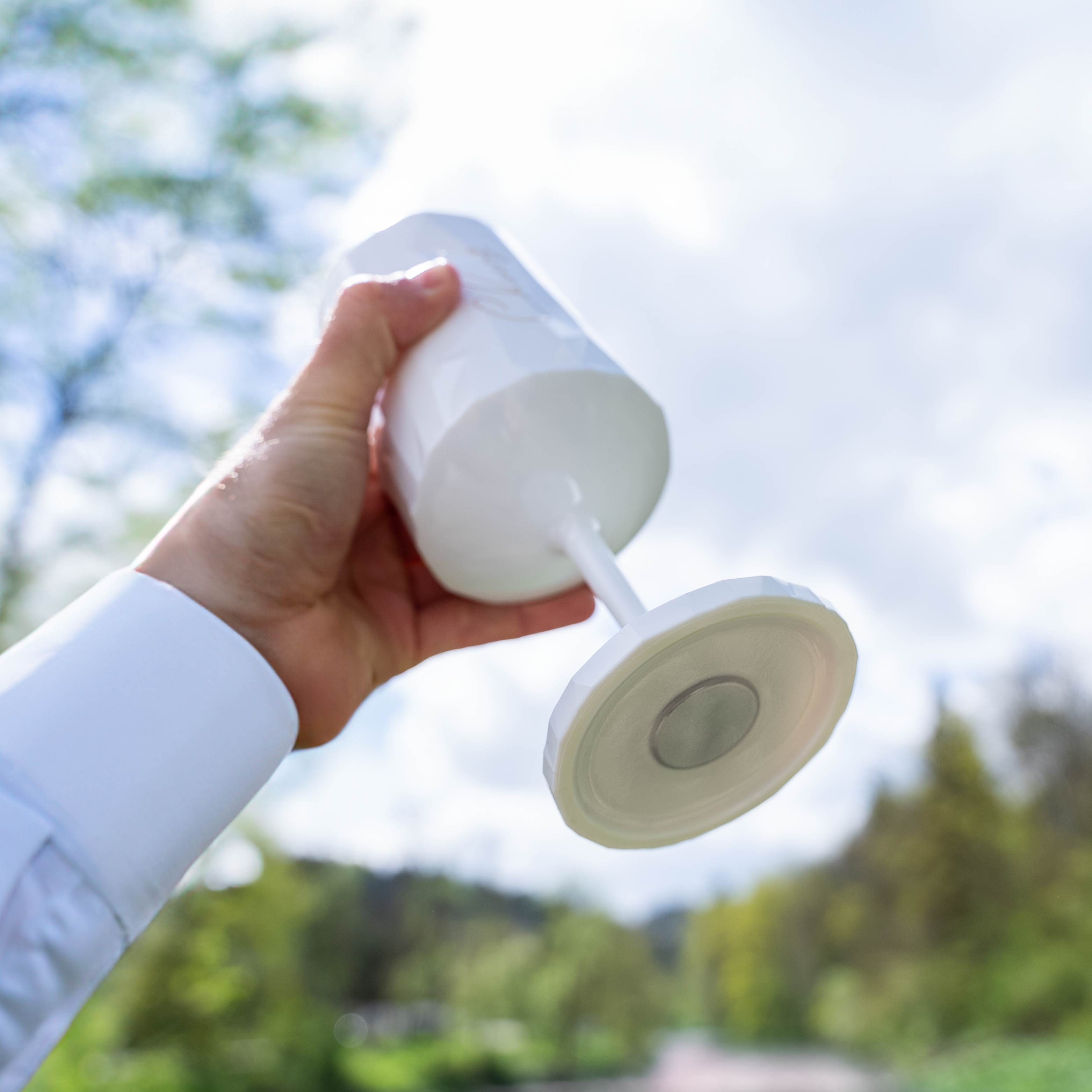 Nahaufnahme integrierter Magnet im Glasboden