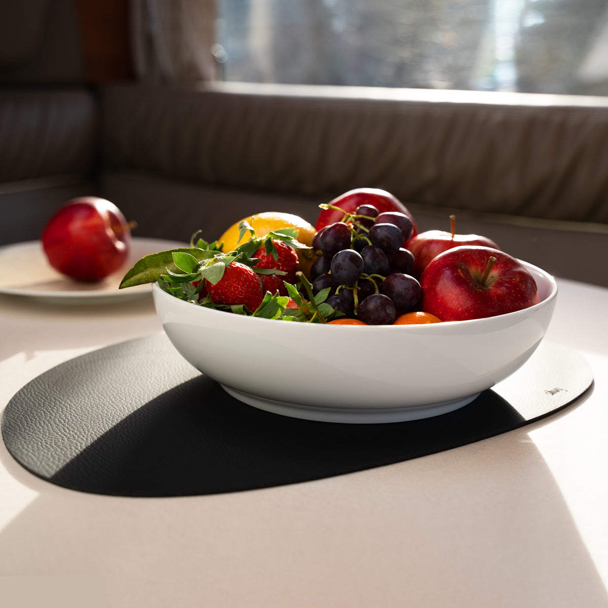Magnet-Porzellan-Food-Bowl mit Obst auf Metall-Matte in Camper
