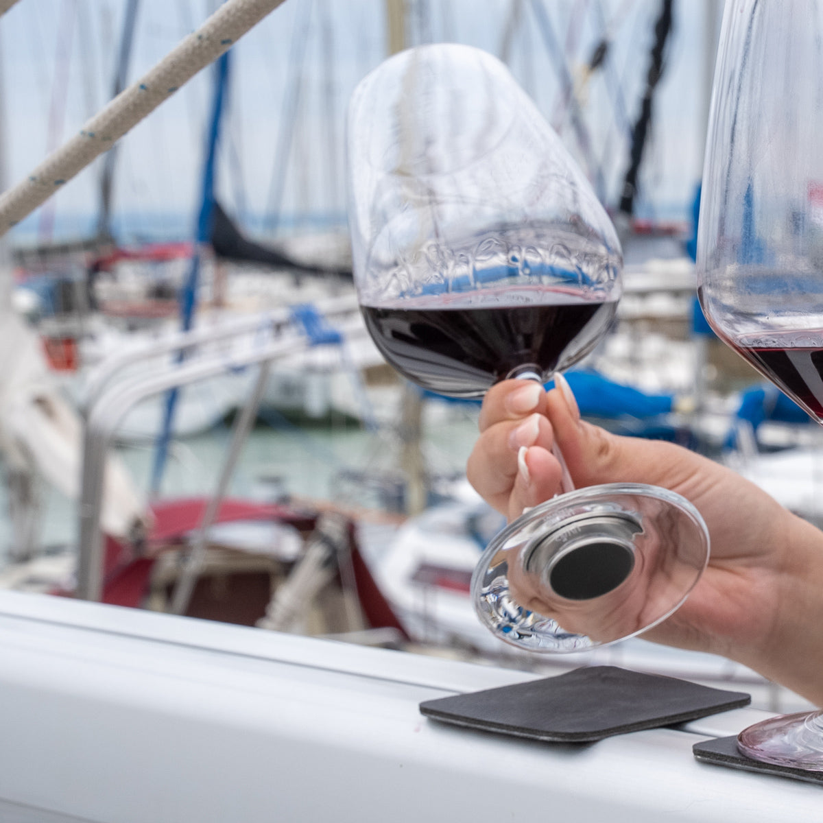 Nahaufnahme Magnet im Glasboden