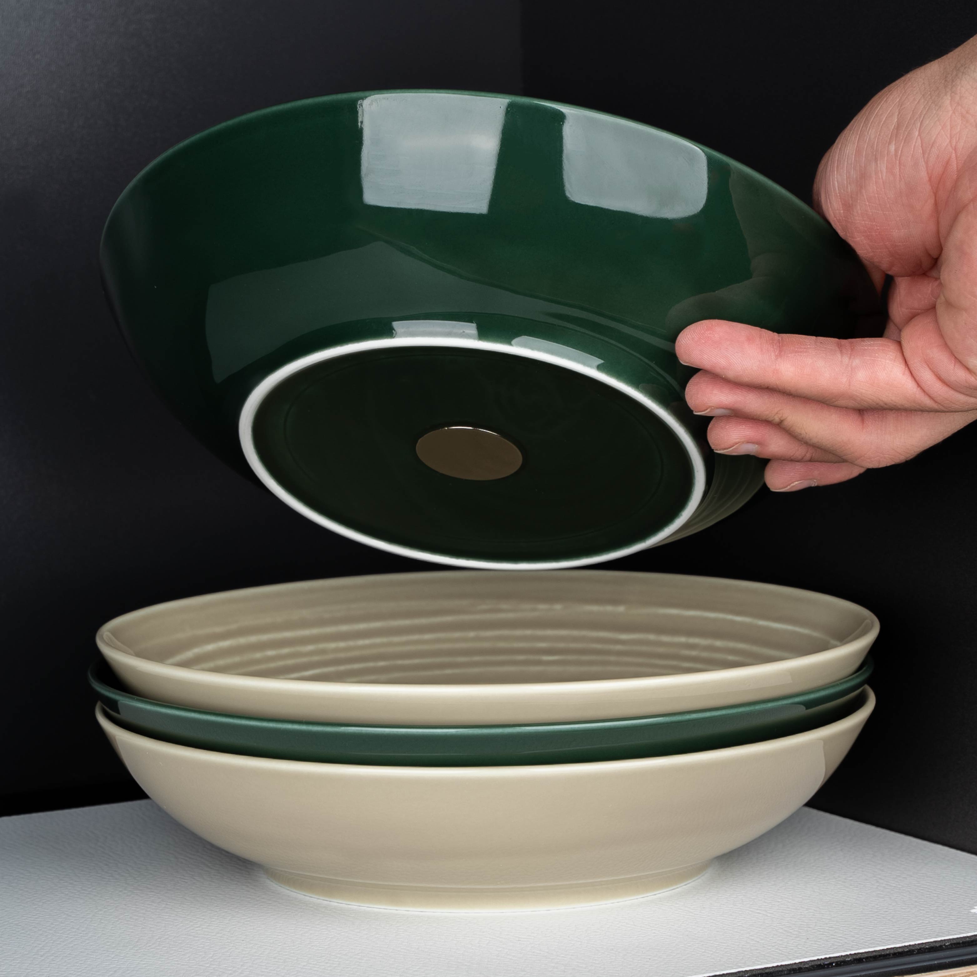 Porzellan-Food-Bowls in Ash und Green aufeinander gestapelt im Regal mit integriertem Magneten im Boden