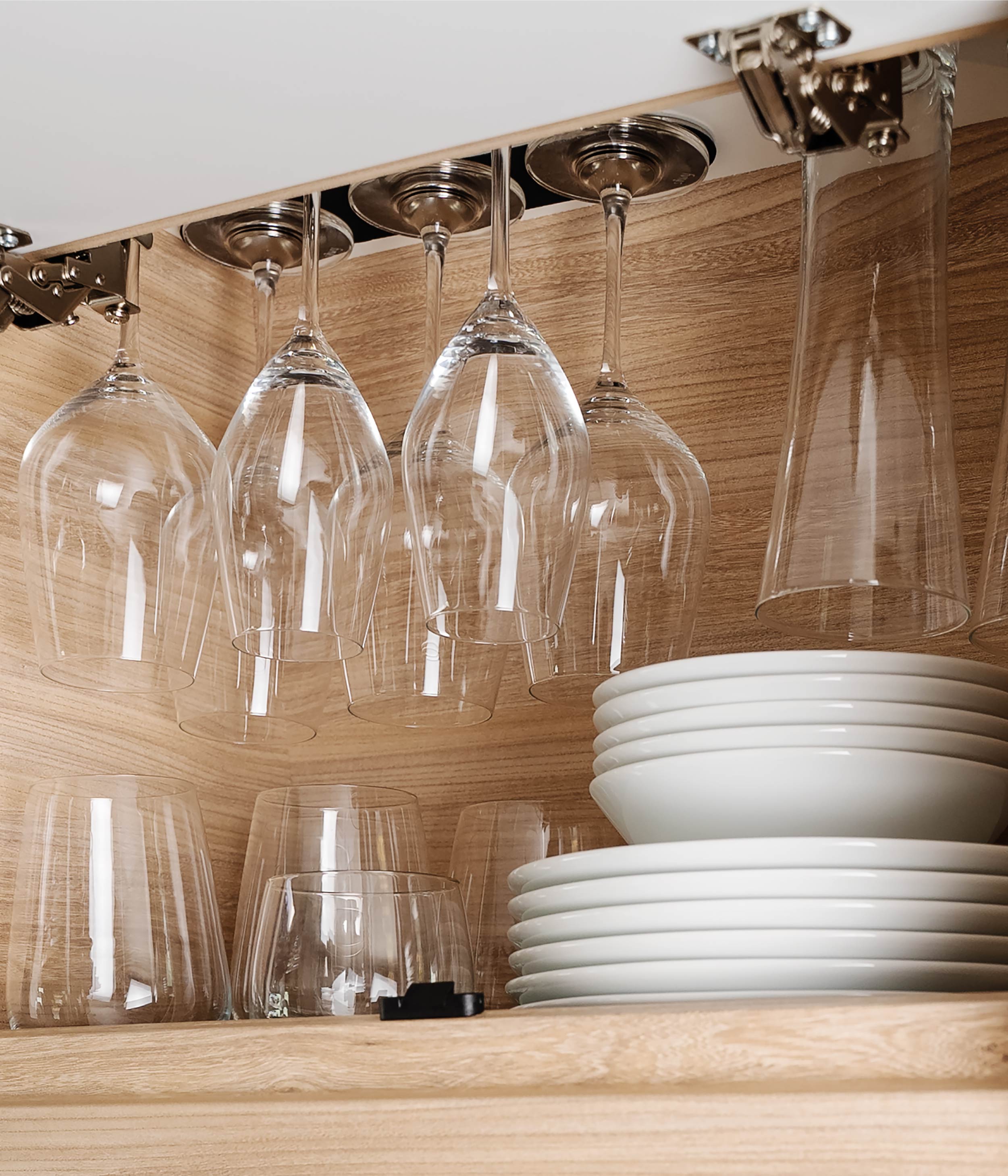 100% Platzausbeute im Verstaufach, hängende Gläser mit der Metall-Leiste und stehende Gläser sowie Geschirr auf der Metall-Matte