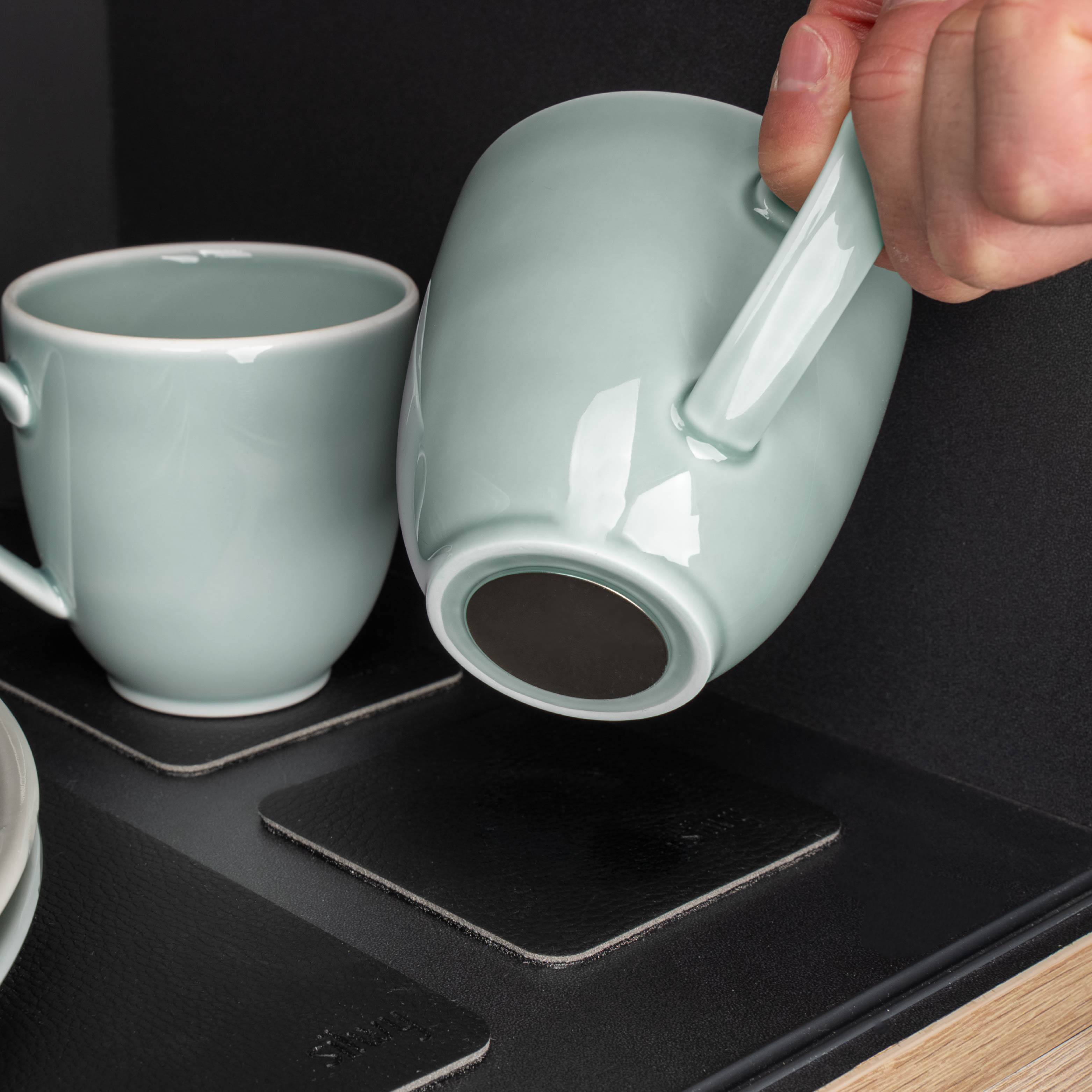 Magnet-Porzellan-Henkeltasse cyan abnehmen