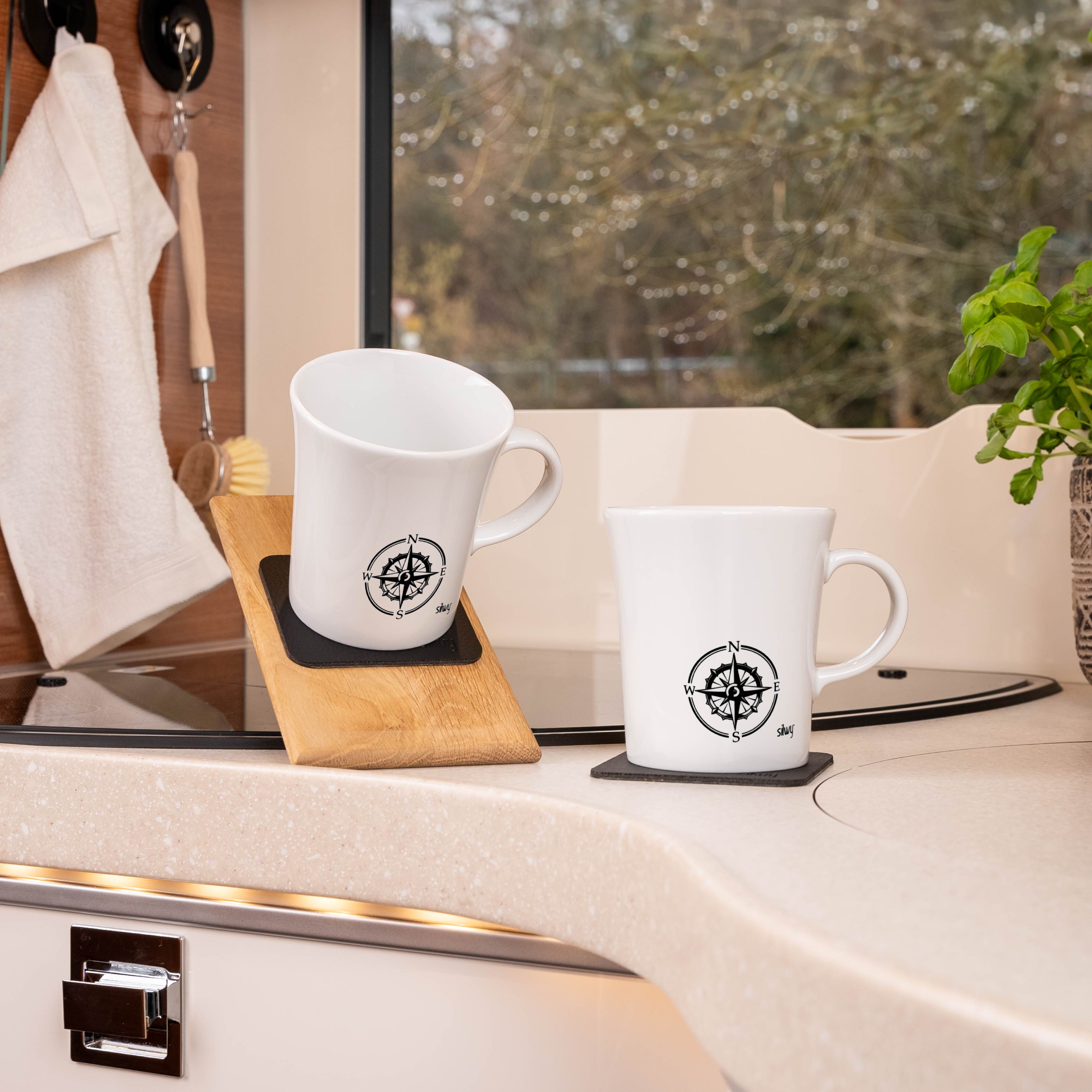 Magnet-Henkeltassen auf Pads abgestellt, auf einer Schrägen Fläche in einem Camper