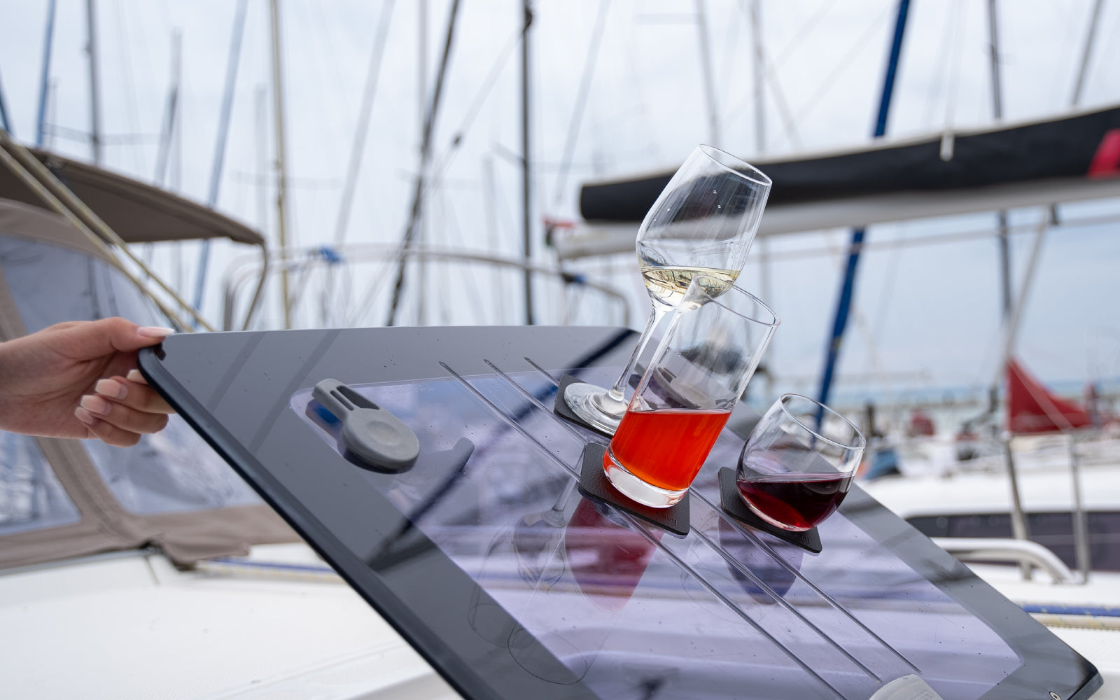 Moodbild Magnet-Kristallgläser Wein, Longdrink und Whisky durch Pads fixiert auf einem Boot