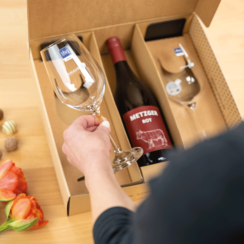 Geschenkbox mit magnetischen Weingläsern mit Knaus-Logo und Rotwein