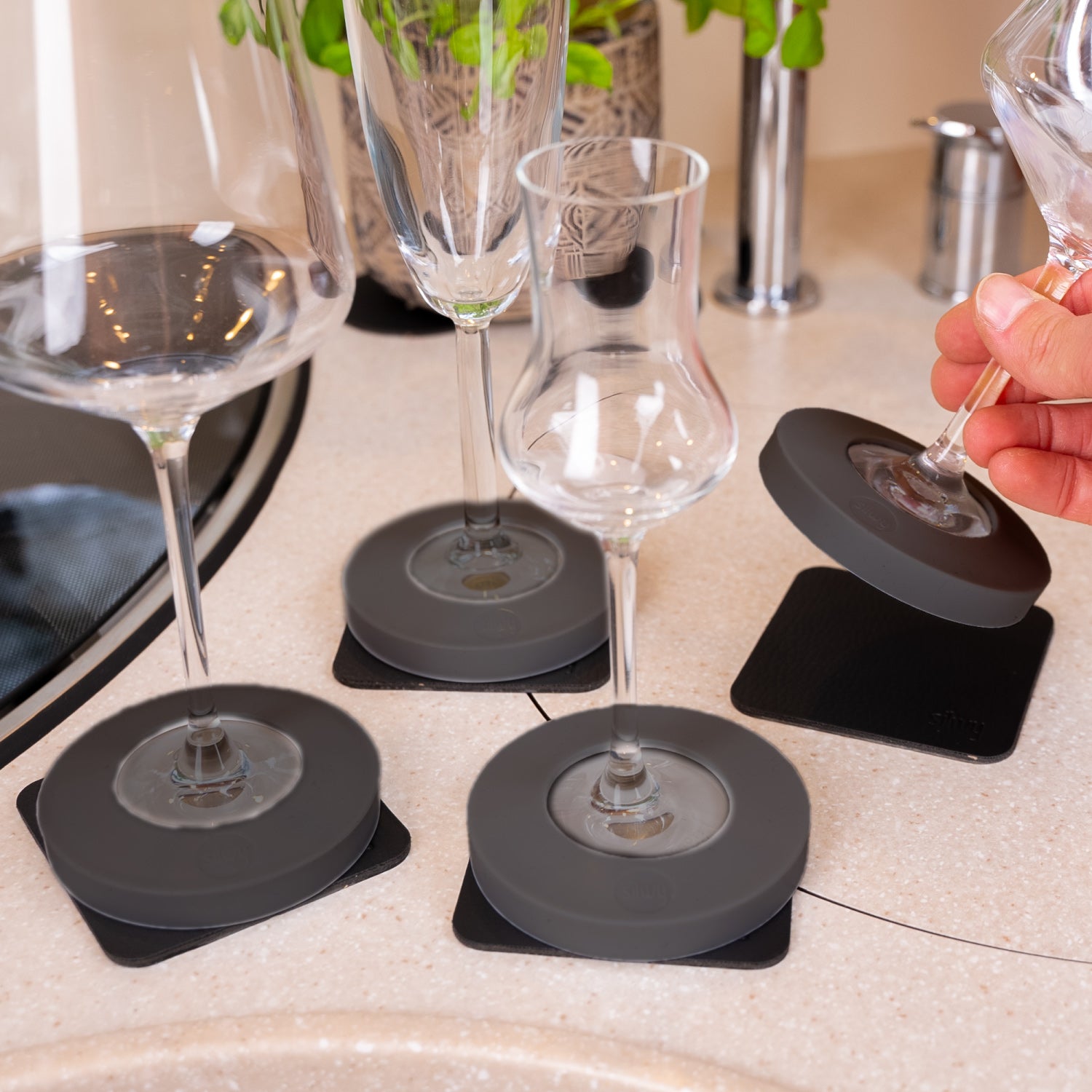 Metall-Adapter grau an Wein-, Likör- und Champagner-Gläser auf Metall-Nano-Gel-Pads schwarz
