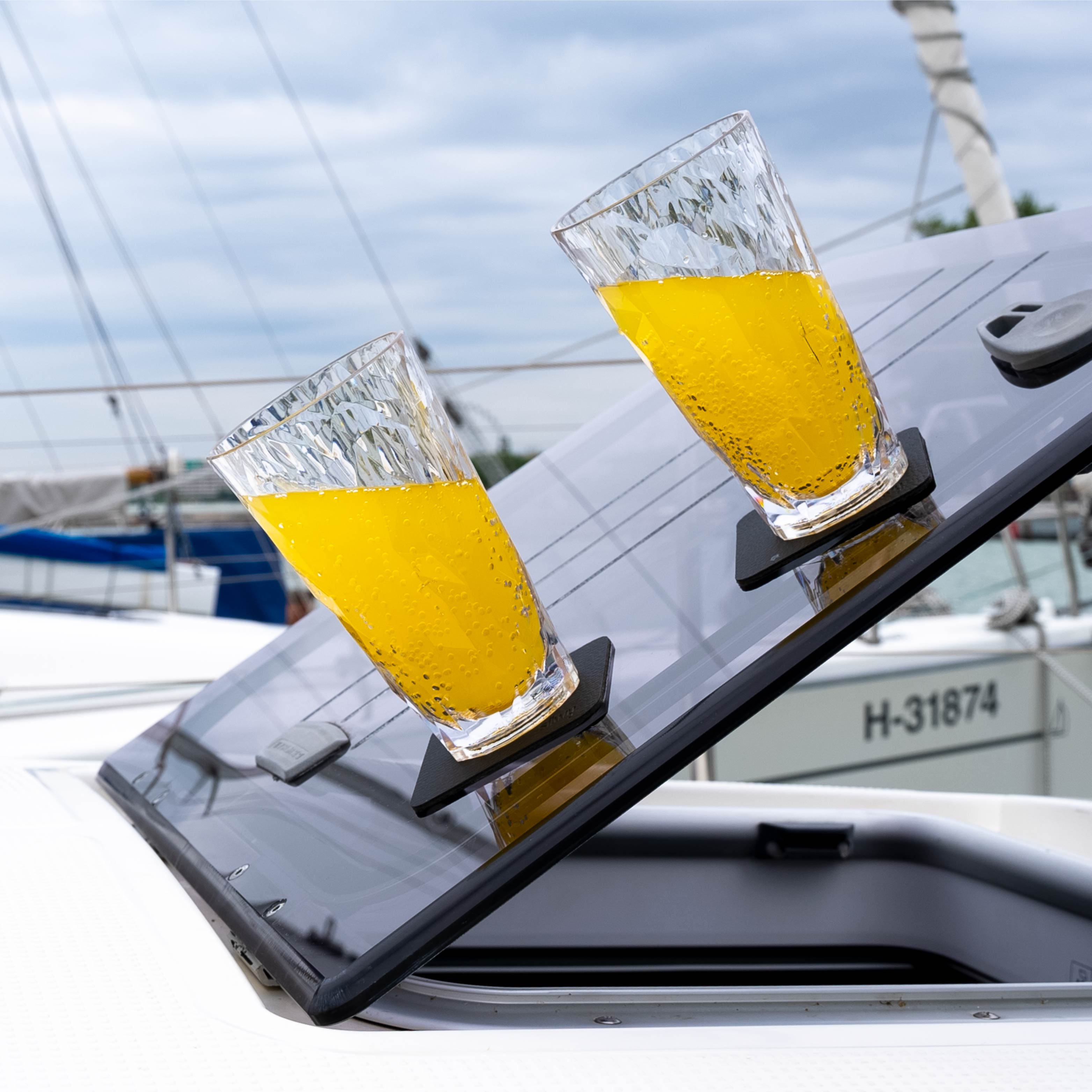 Magnet-Kunststoffgläser Longdrink in Schräglage abgestellt auf den Pads auf einem Boot