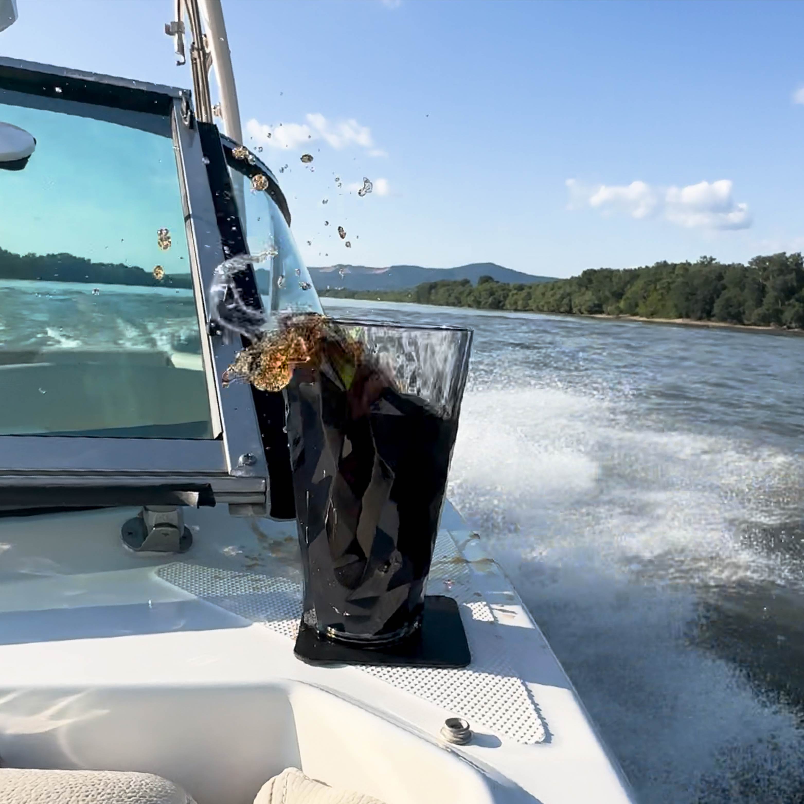 Kunststoffglas Longdrink mit Magnet auf einem Pad auf einem Boot während der Fahrt