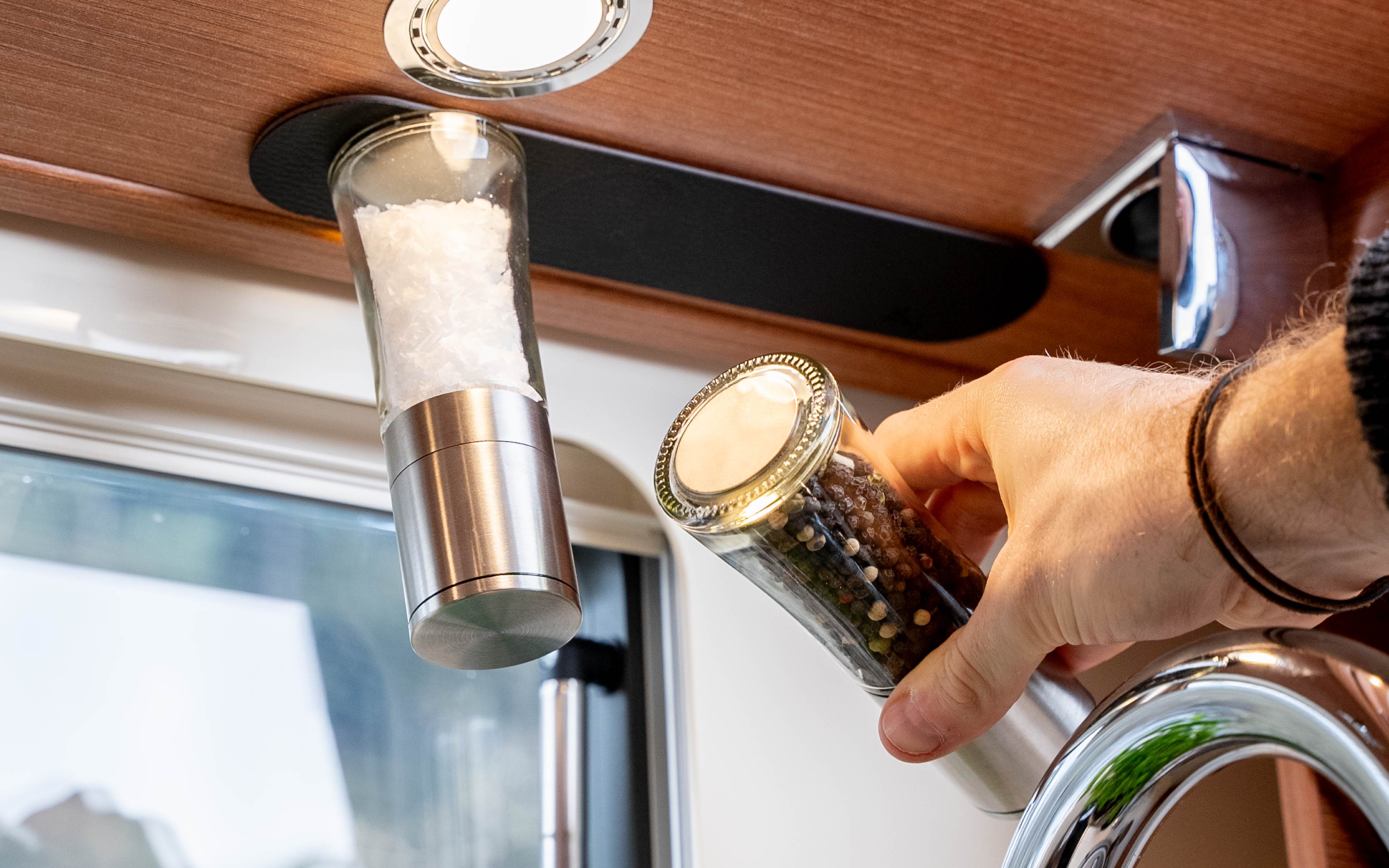 Mühlen mit integrierten Magneten an Metall-Leiste kopfüber fixiert