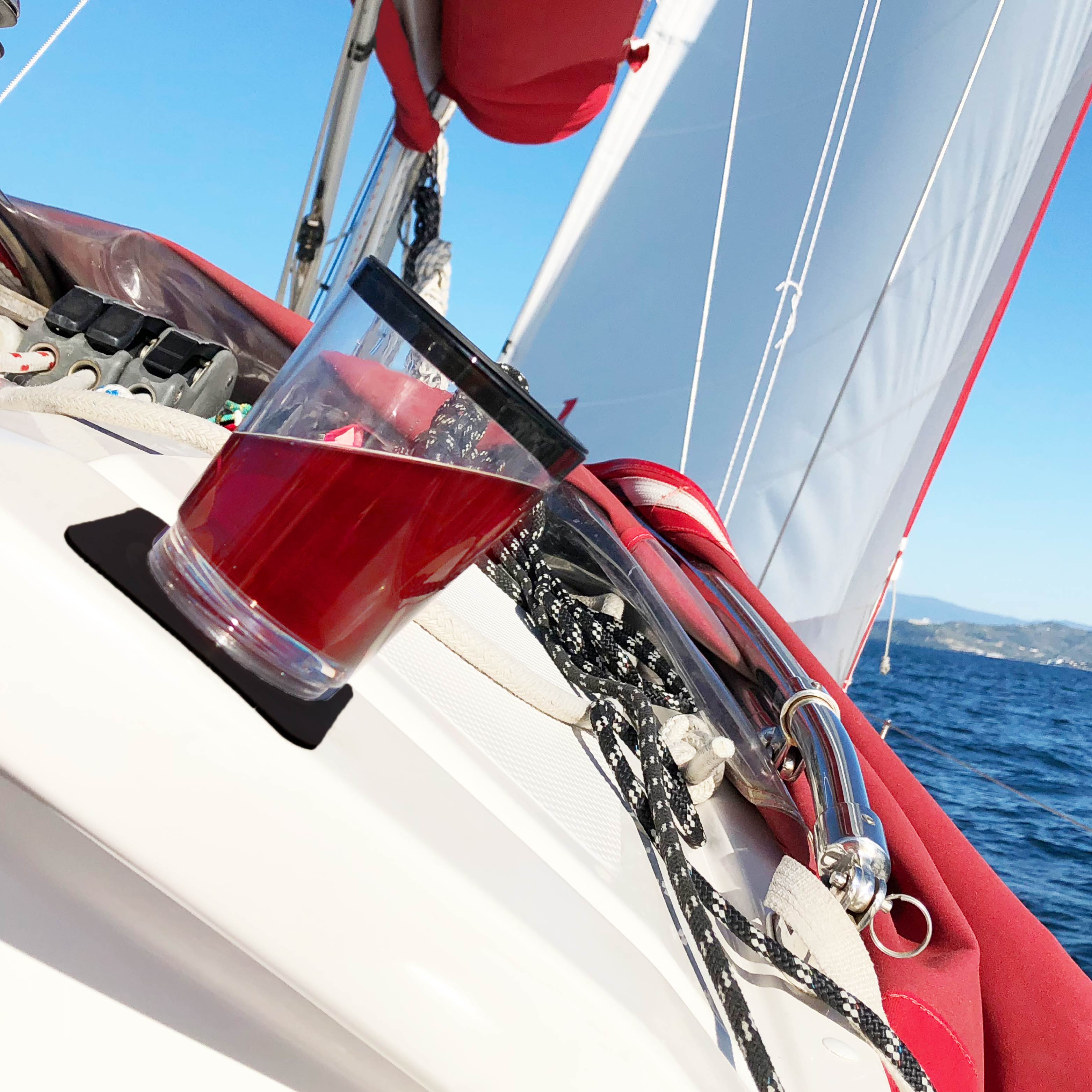 Magnet-Trinkbecher Triple Classic mit zugehörigem Metall-Nano-Gel-Pad auf schräger Oberfläche befestigt