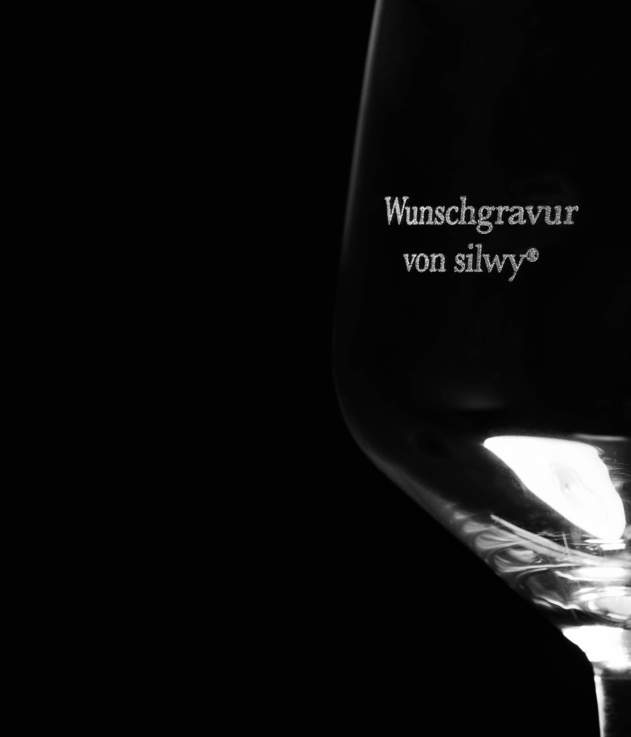 Glas mit sichtbarer Gravur