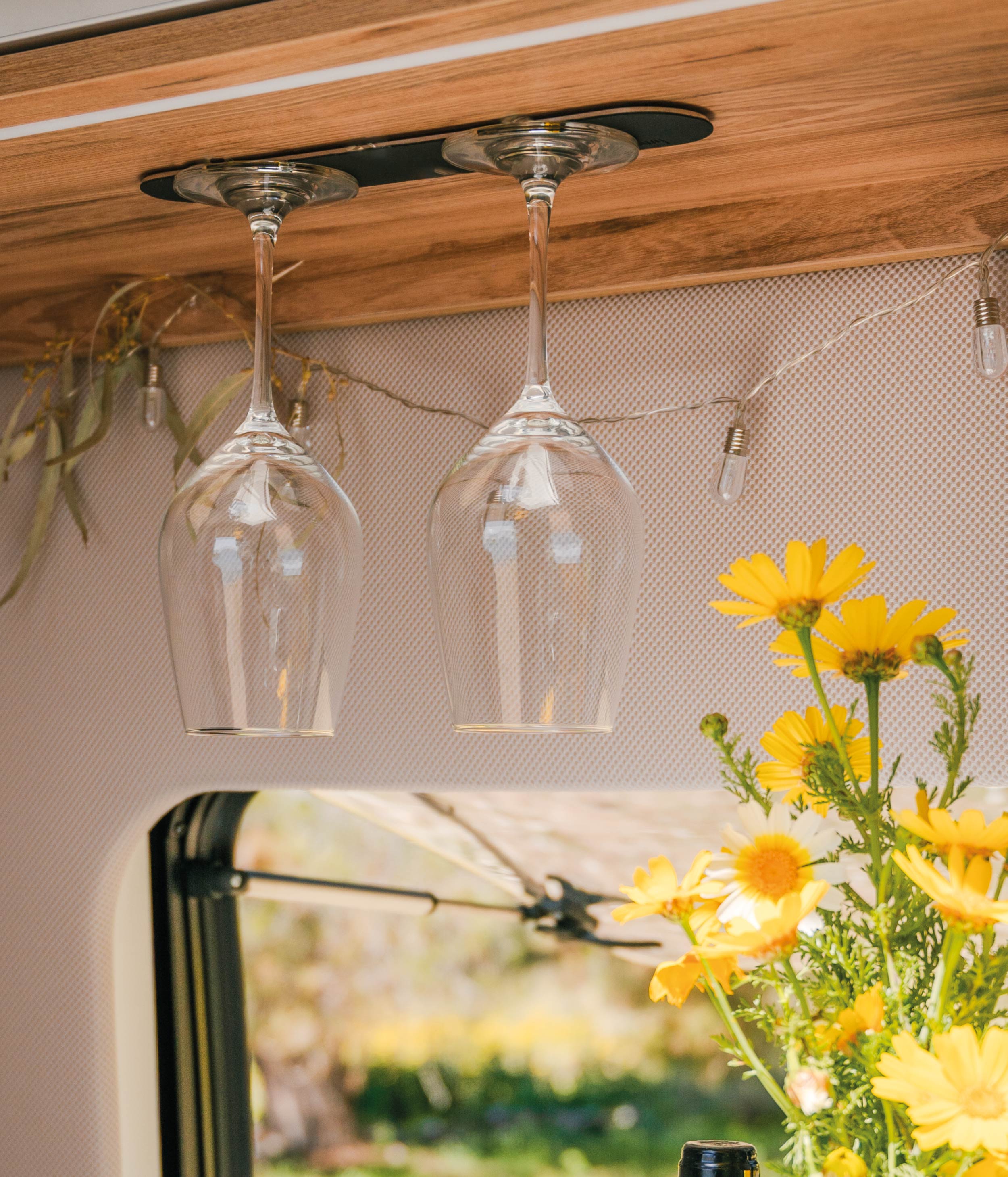 Magnet-Kristallgläser Wein kopfüber an Metall-Leiste hängend