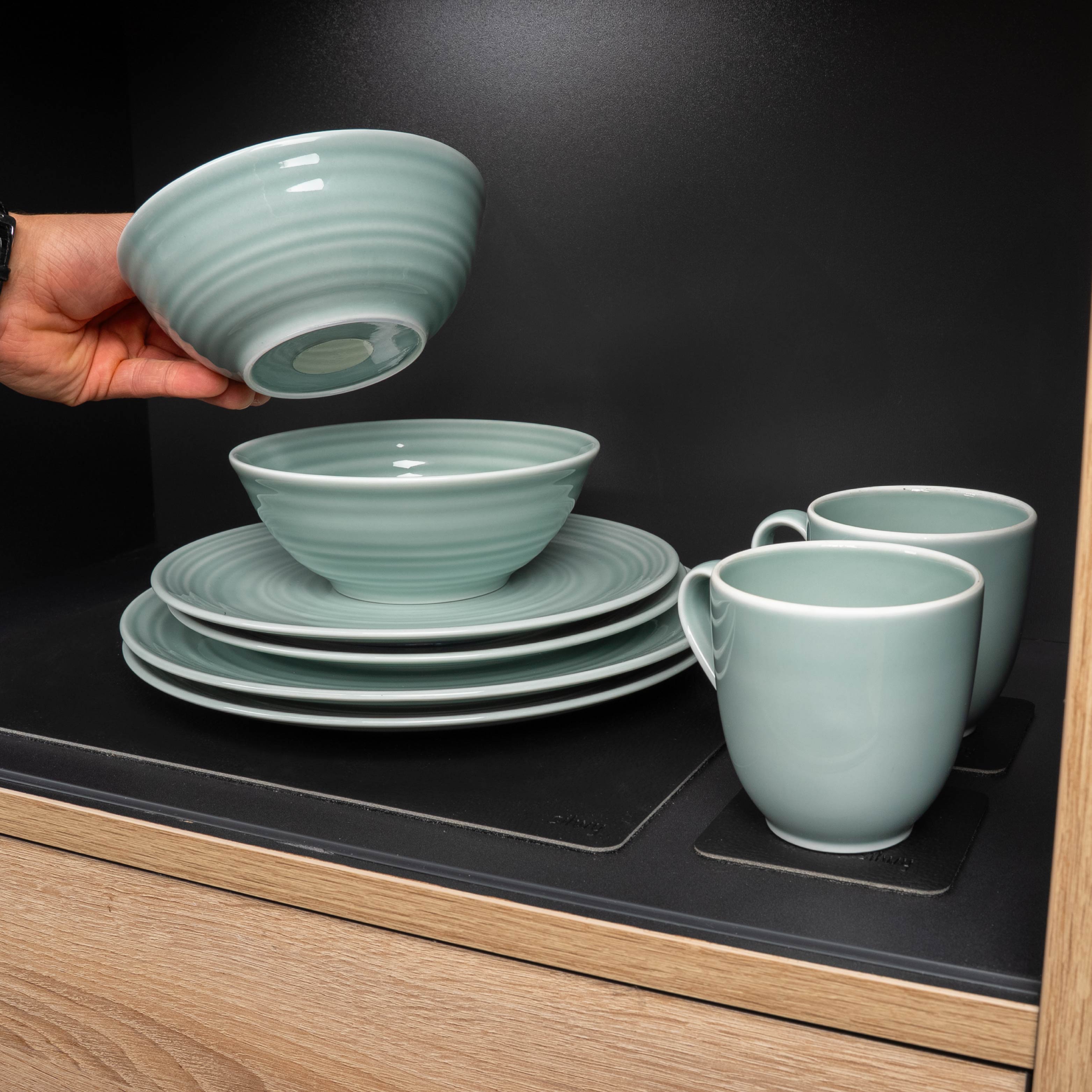 Magnet-Porzellan-Geschirrset cyan im Schrank abnehmen