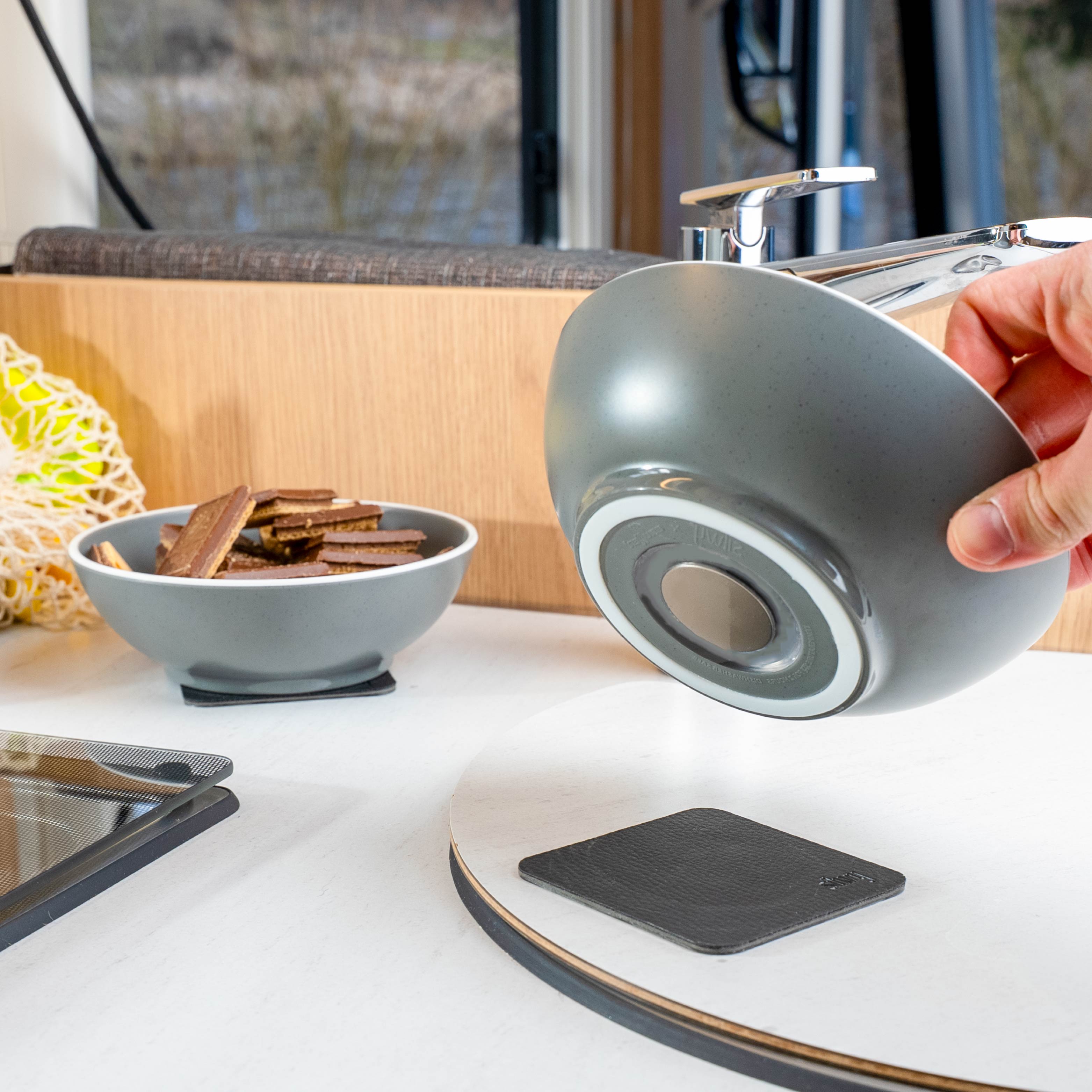 Brunner Geschirr Bowl 16cm, die auf Pad abgestellt wird