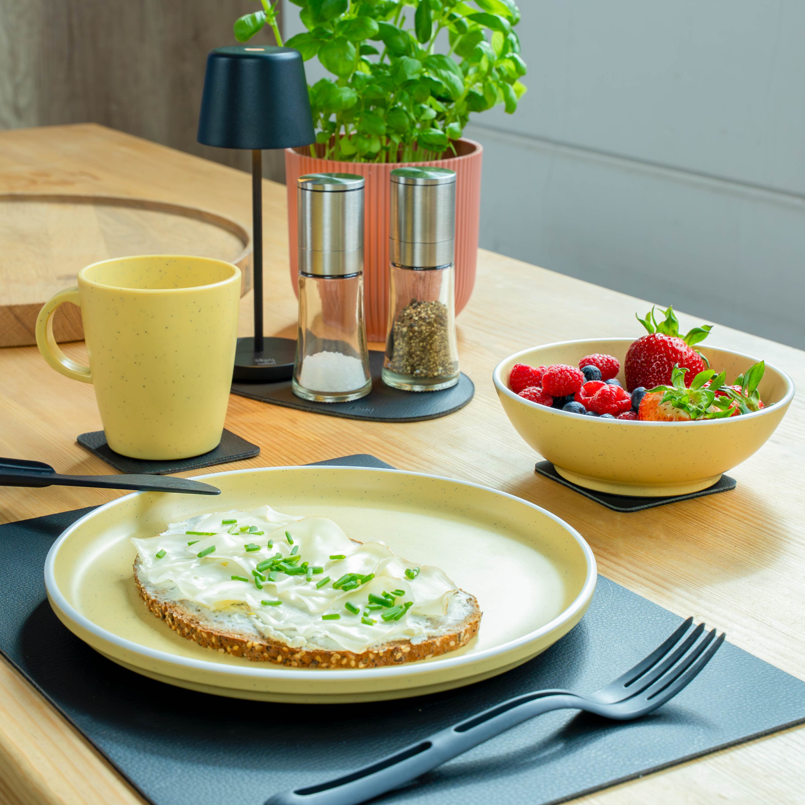 Magnet-Kunststoff-Geschirrset yellow Küchentisch