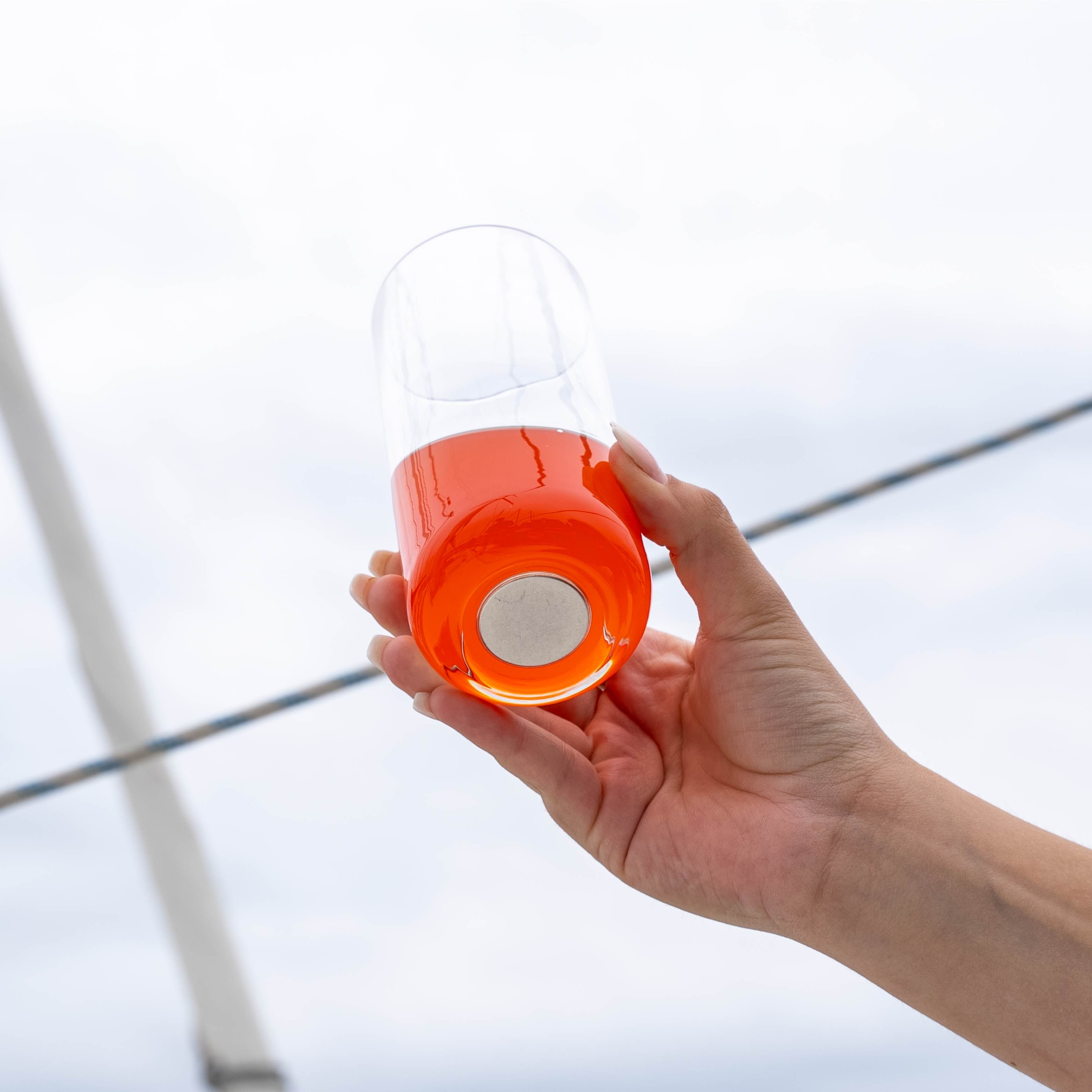 Nahaufnahme mit Blick auf Magnet im Glasboden