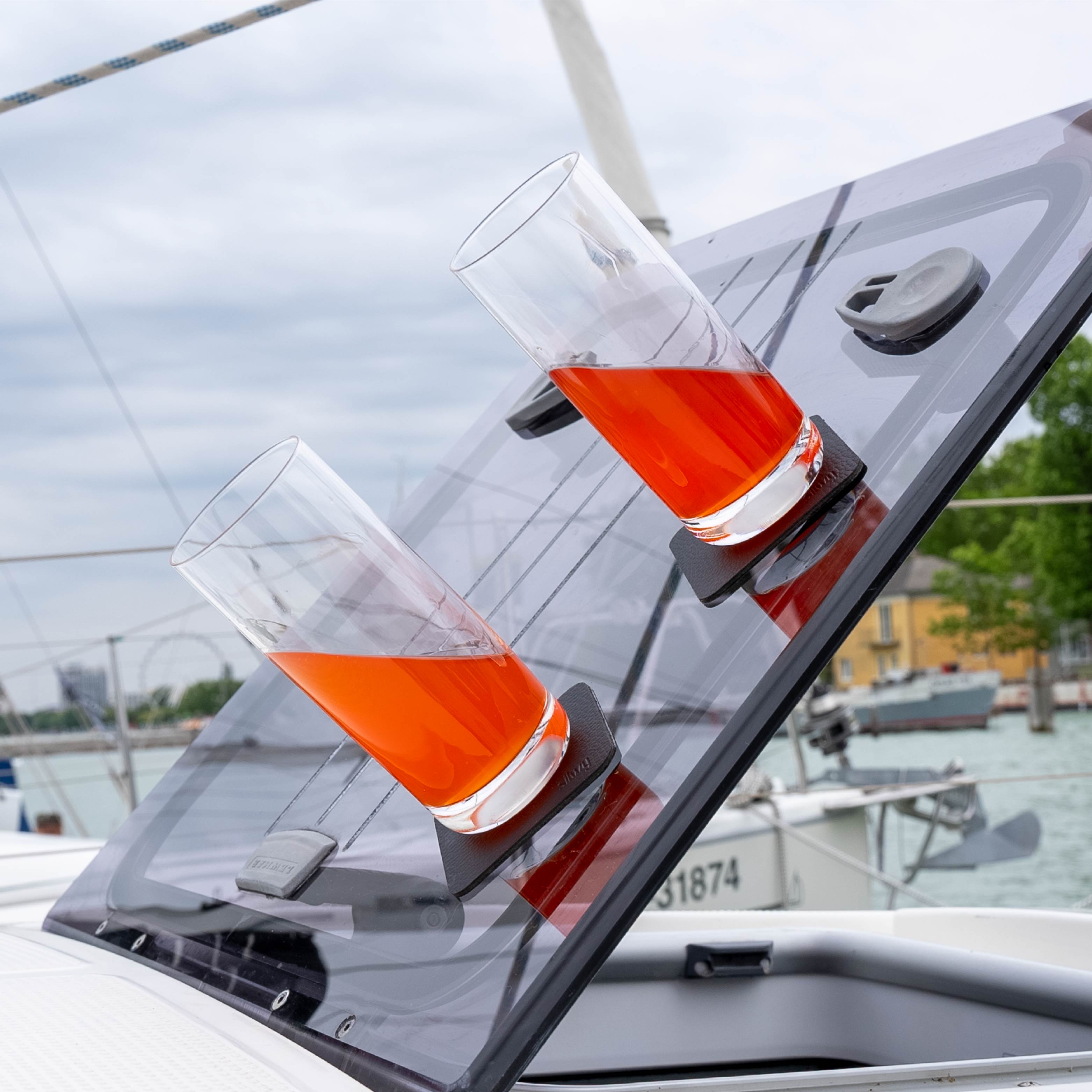 Magnet-Kristallgläser Longdrink slim auf den Pads abgestellt in Schräglage auf dem Boot