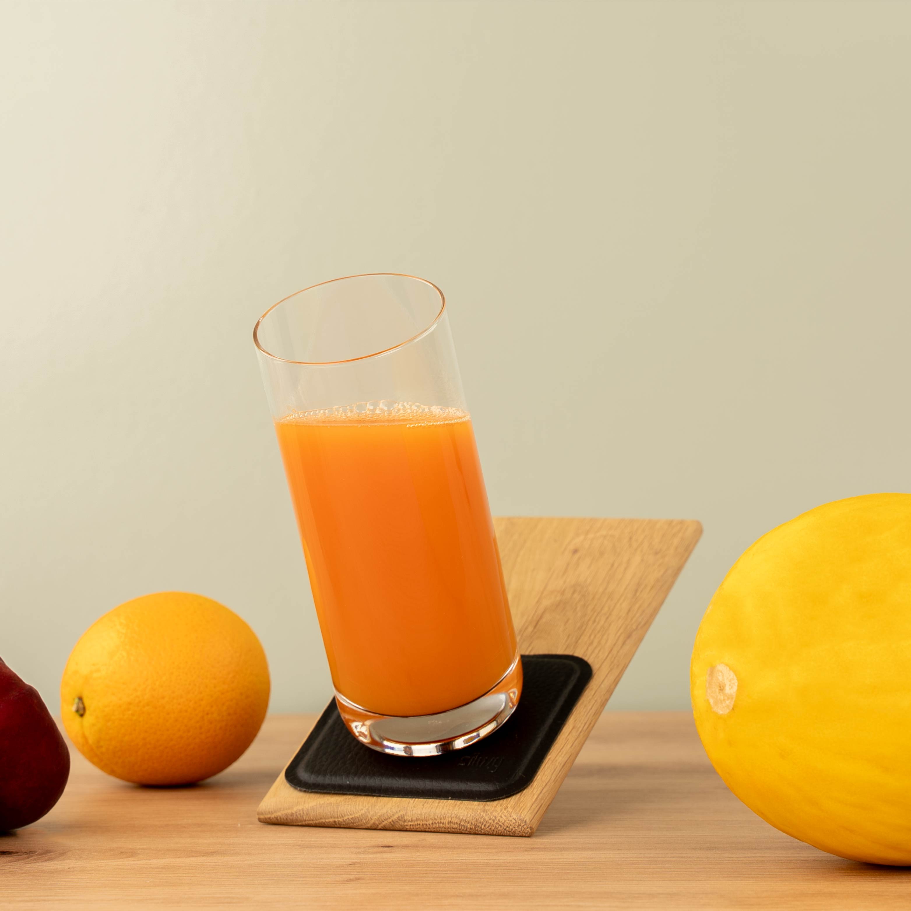 Magnet-Kristallgläser Longdrink slim auf pads abgestellt in schräglage