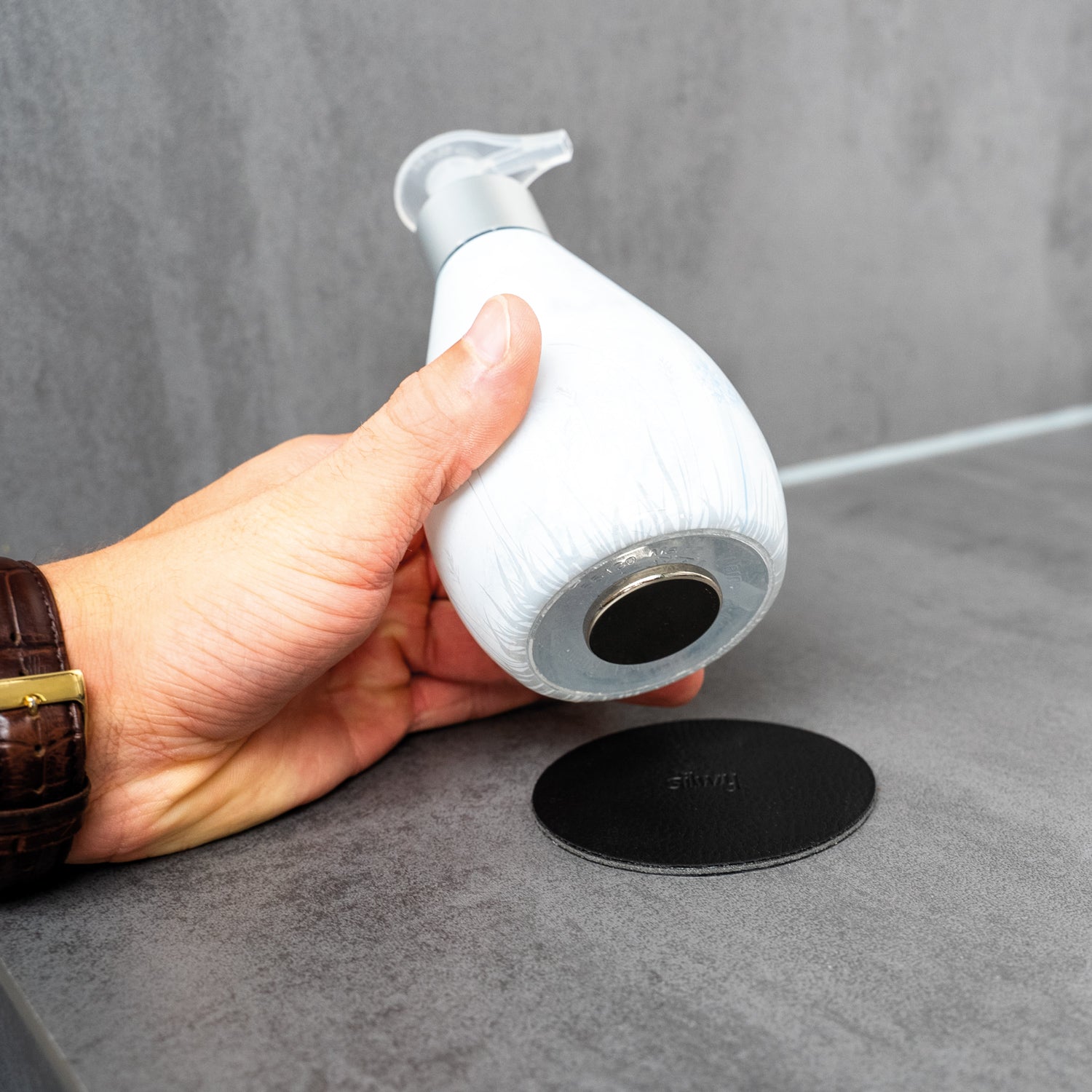 Seifenspender wird mit Powermagnet nachgerüstet und durch das Metall-Pad fixiert