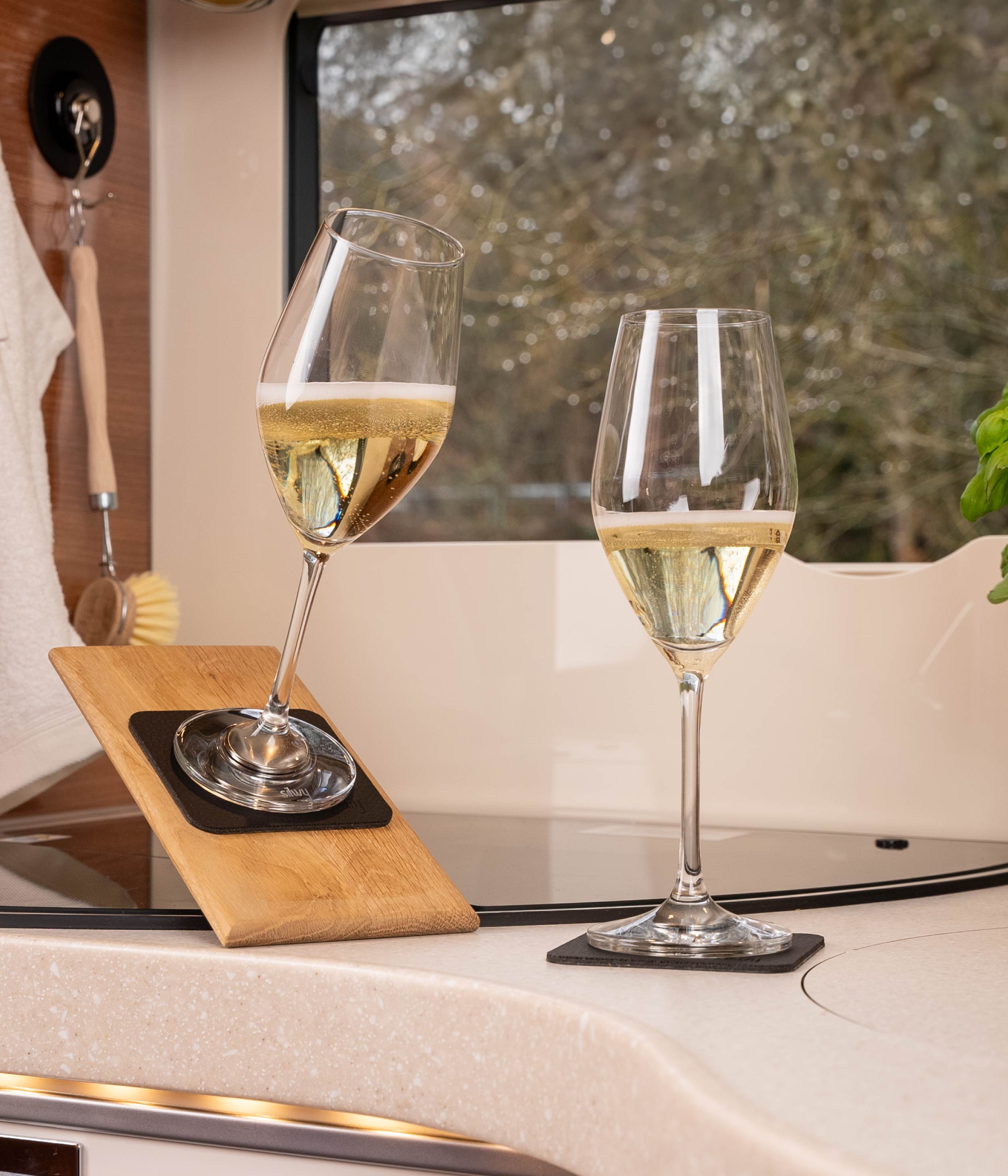Magnetische Kristallgläser Champagner auf Pads stehend im Camper
