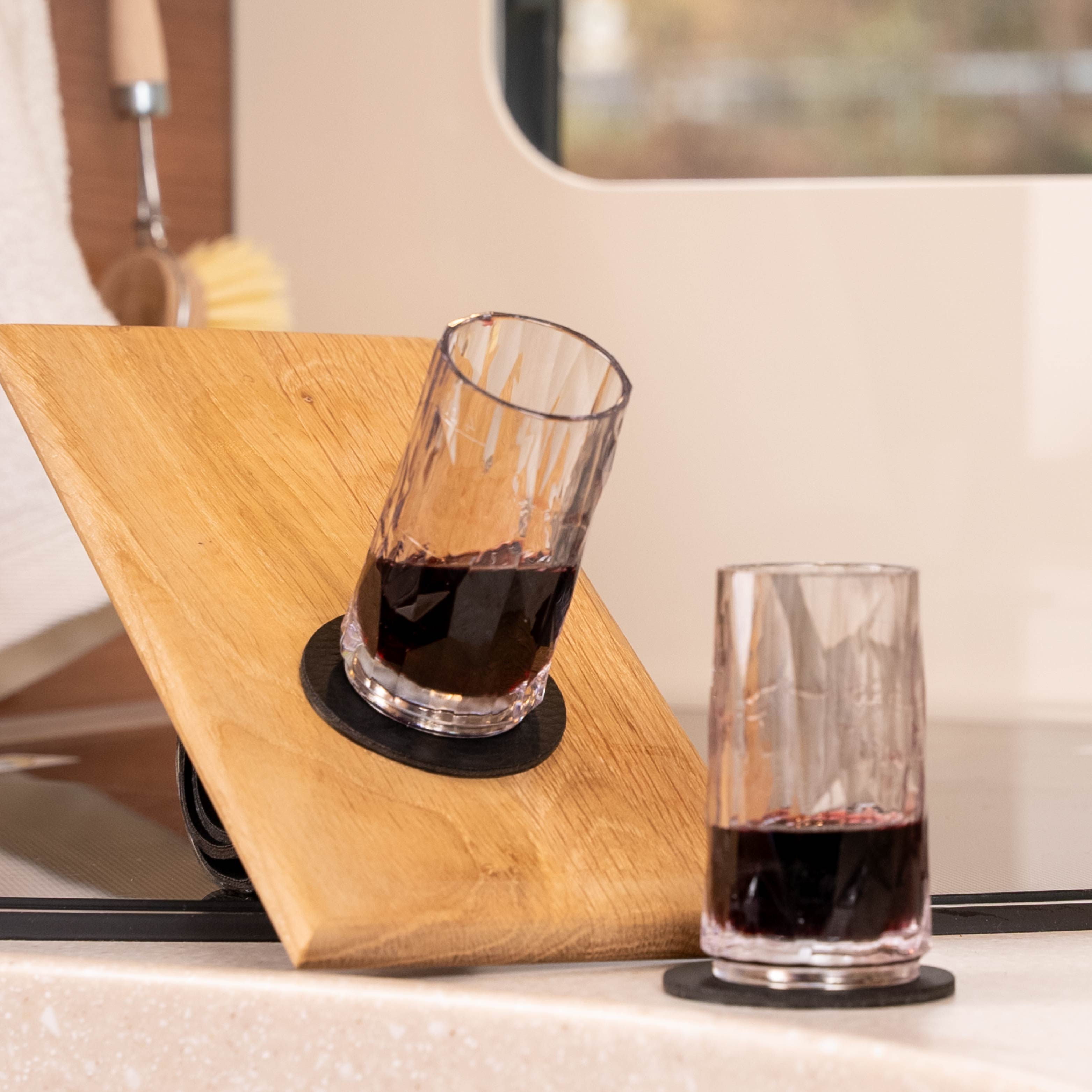 Magnet-Kunststoffgläser Shot werden in Schräglage im Camper durch metallisches Pad fixiert