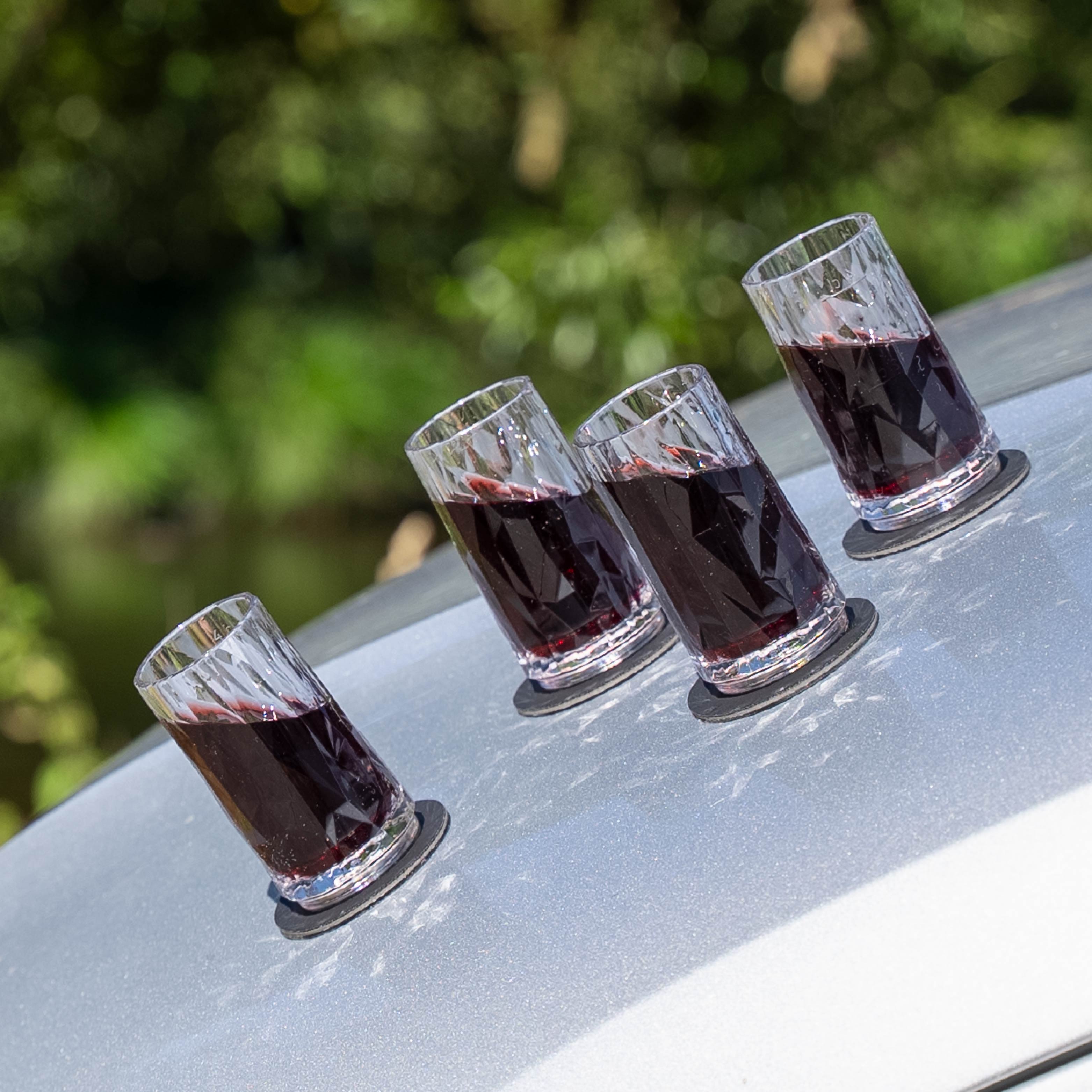 4 Magnet-Kunststoffgläser Shot mit runden Metall-Nano-Gel Pads in schwarz