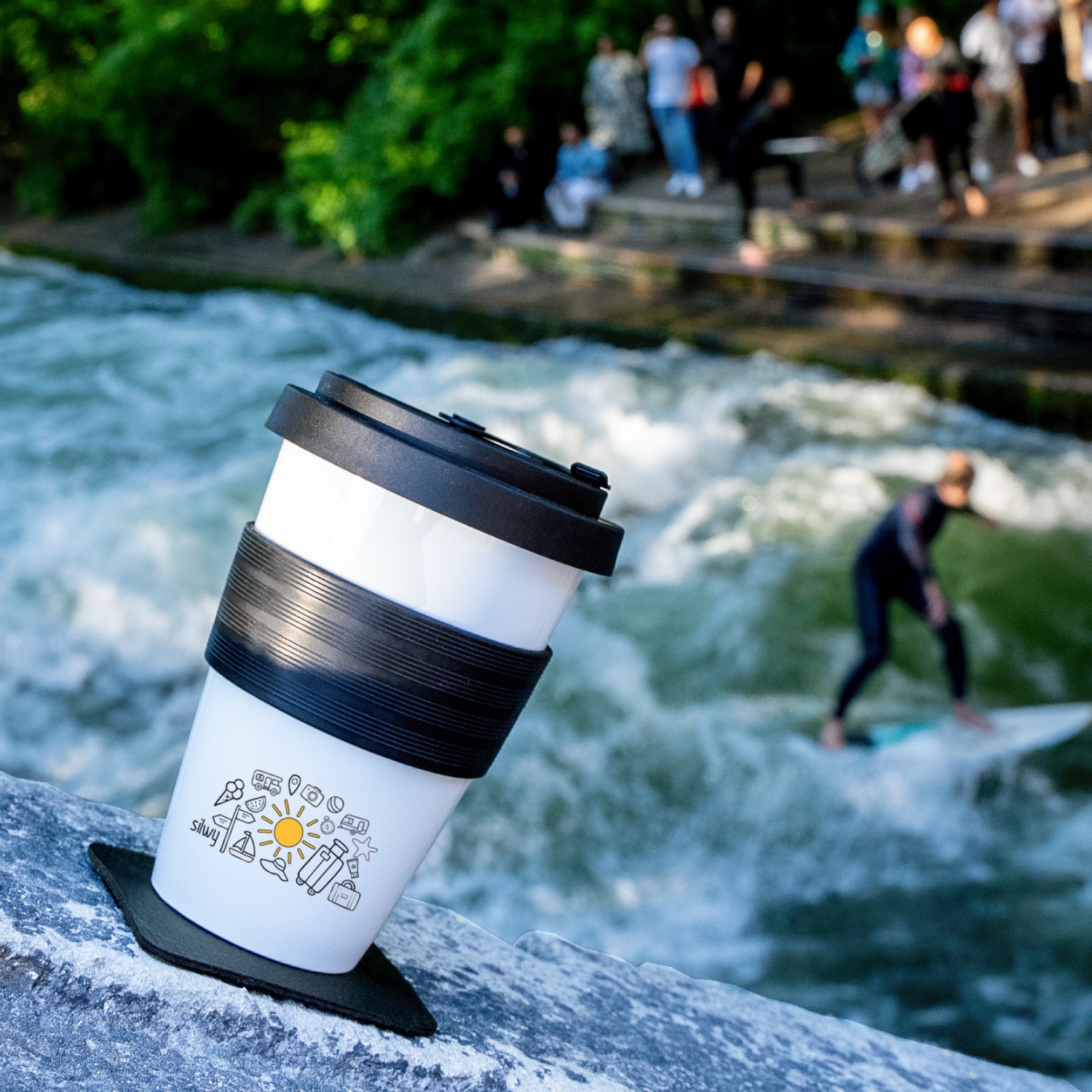 Magnet-Porzellan To-Go-Cup wird durch Pad fixiert