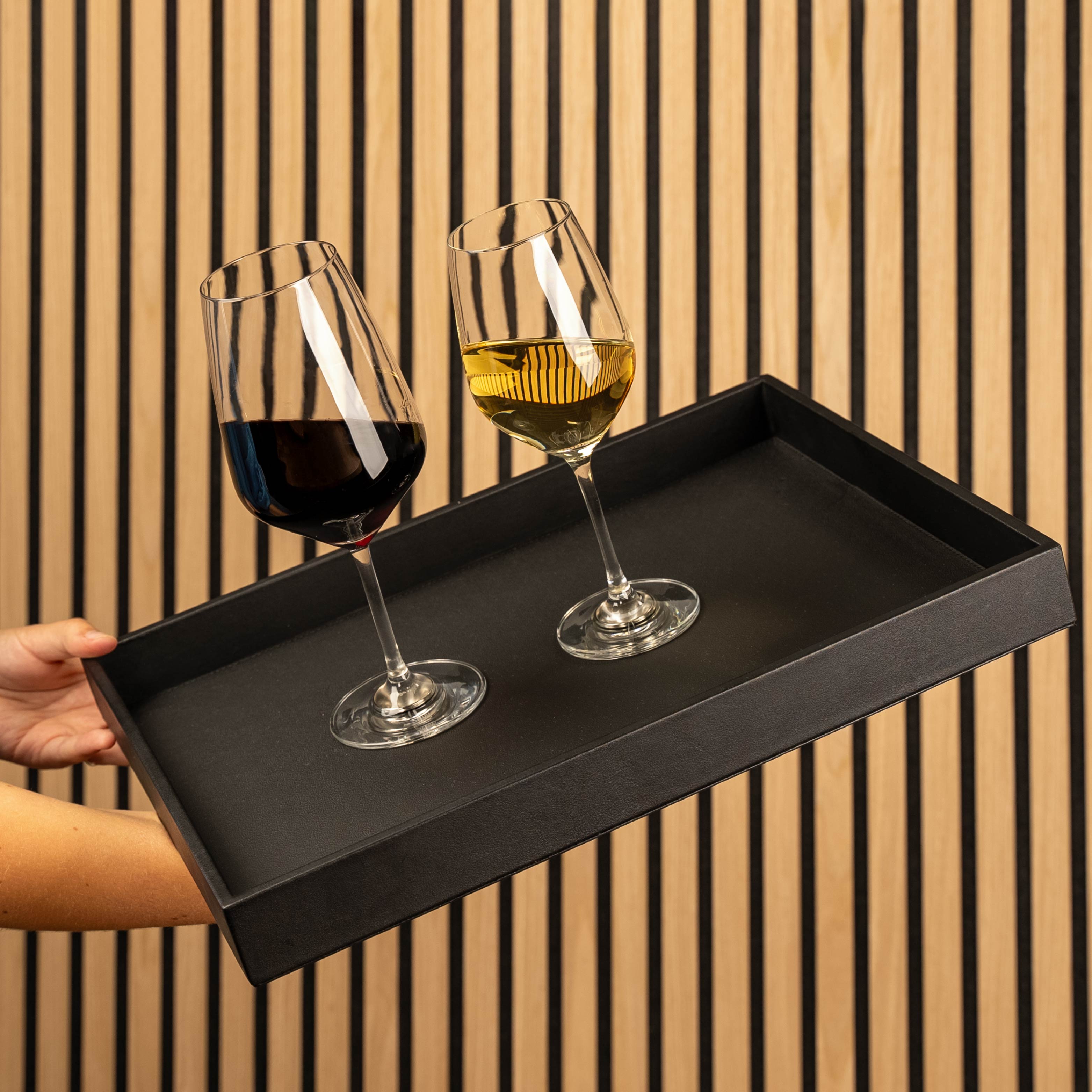 2 Magnet-Kristallgläser Wein auf Metall-Tablett