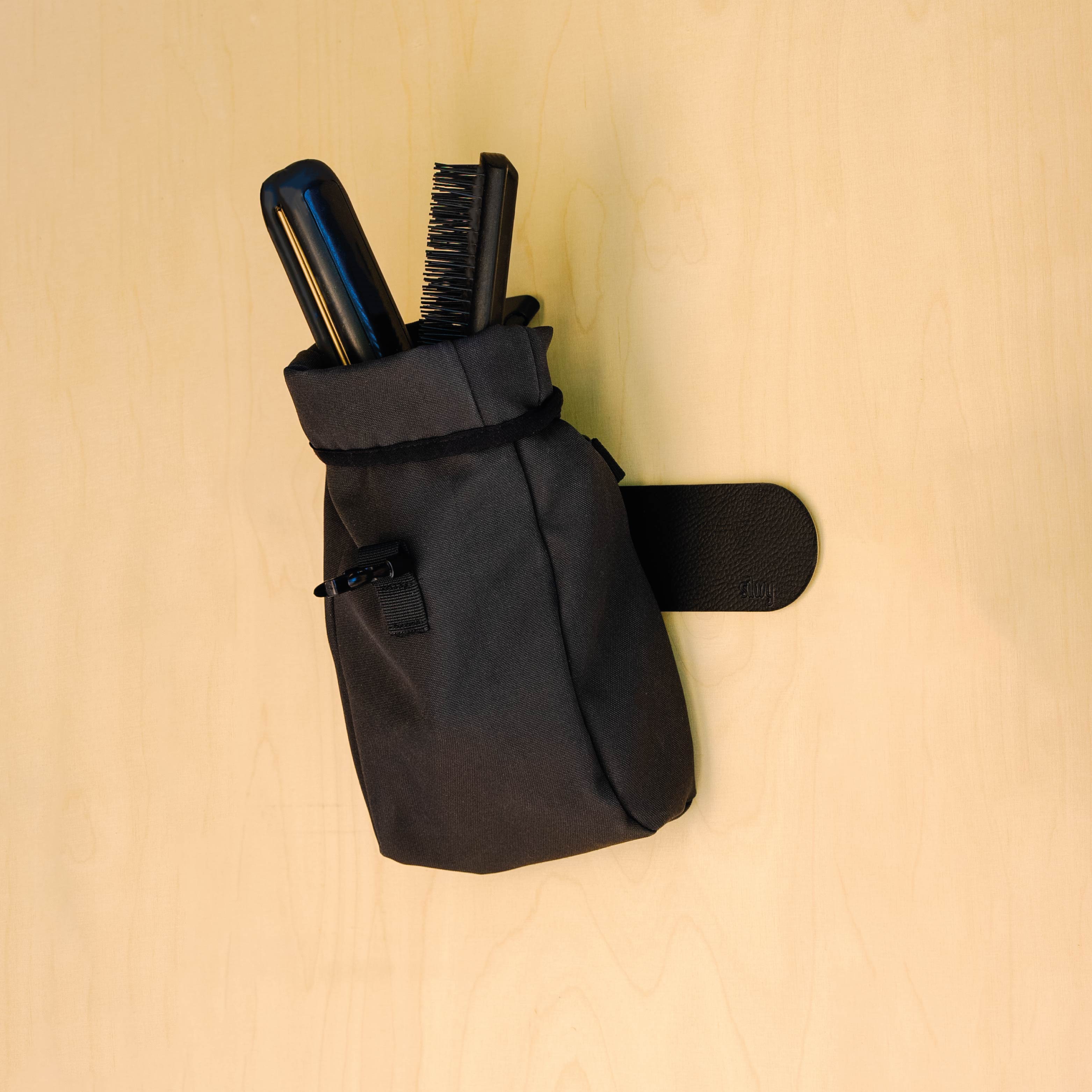 Magnettasche wird durch metallische Leiste im Camper fixiert