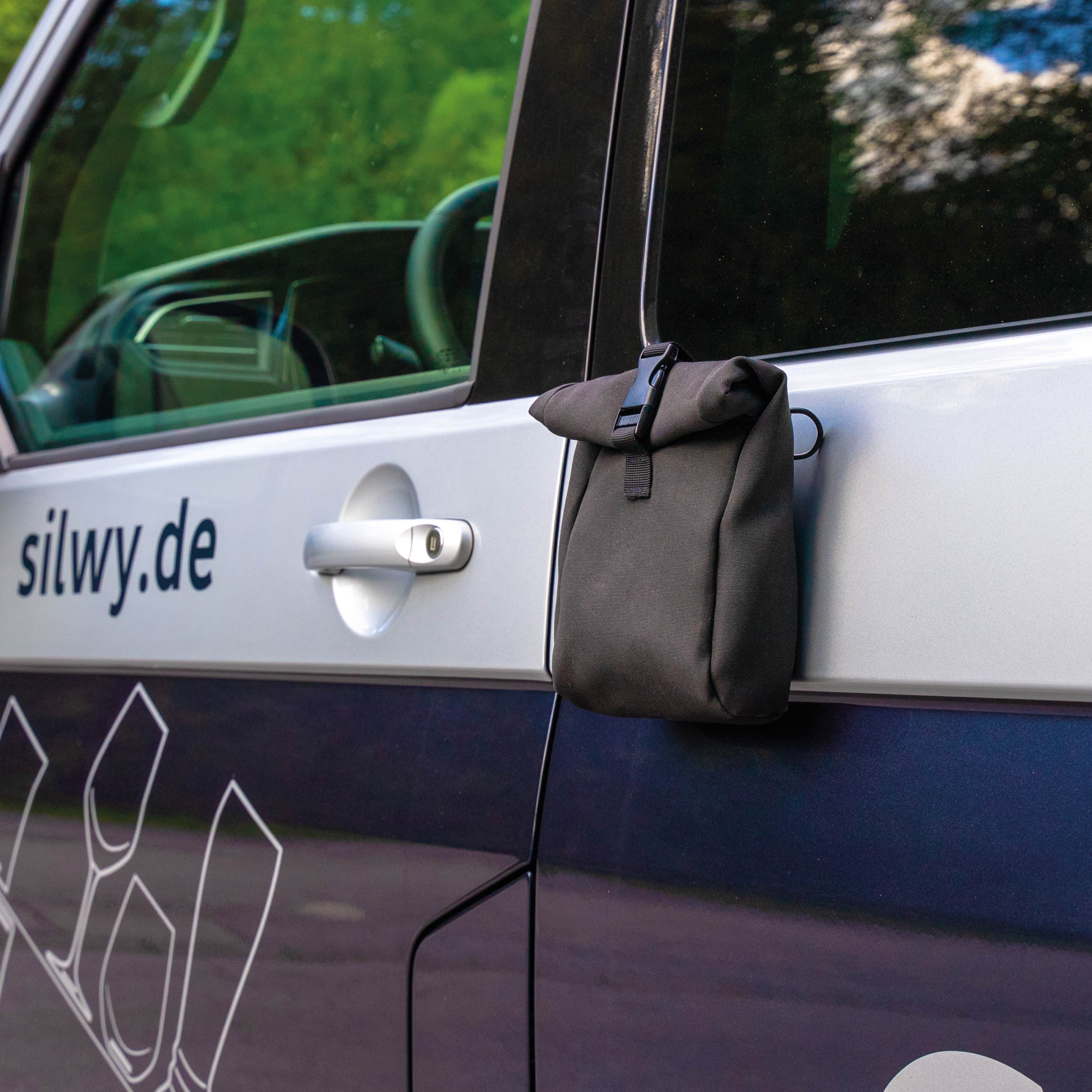 Magnet-Tasche wird durch metallische Karosserie fixiert