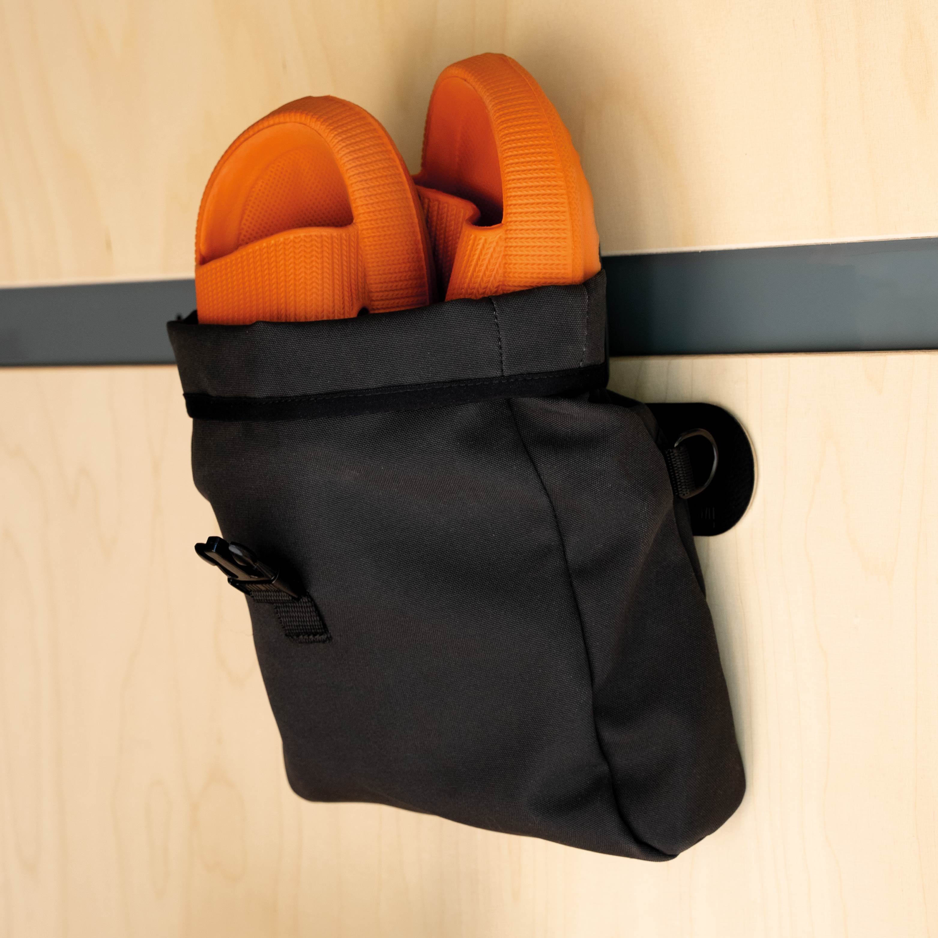 Magnetische Tasche haftet an der metallischen Leiste, die im Set inklusive ist