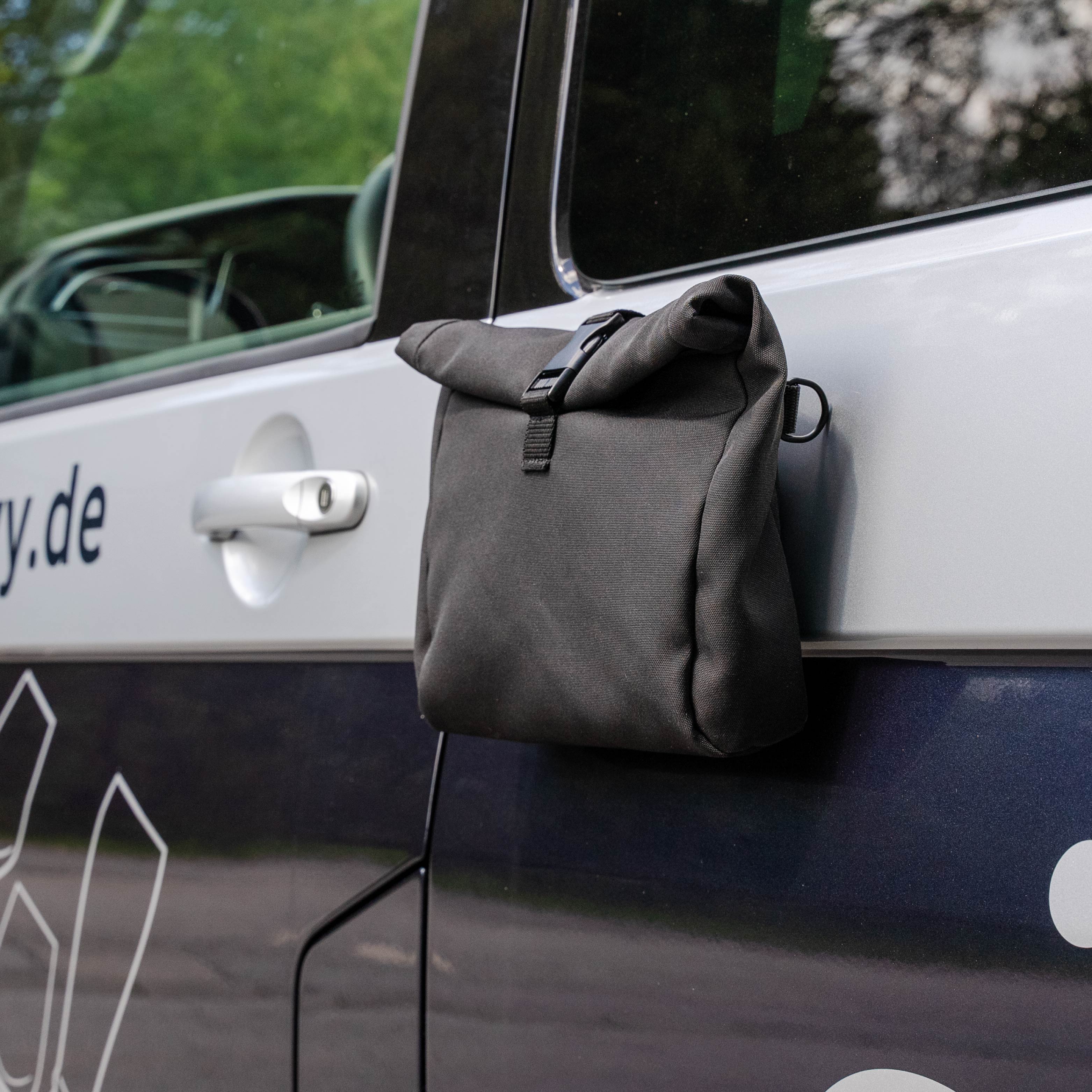 Magnet-Tasche wird durch metallische Karosserie fixiert