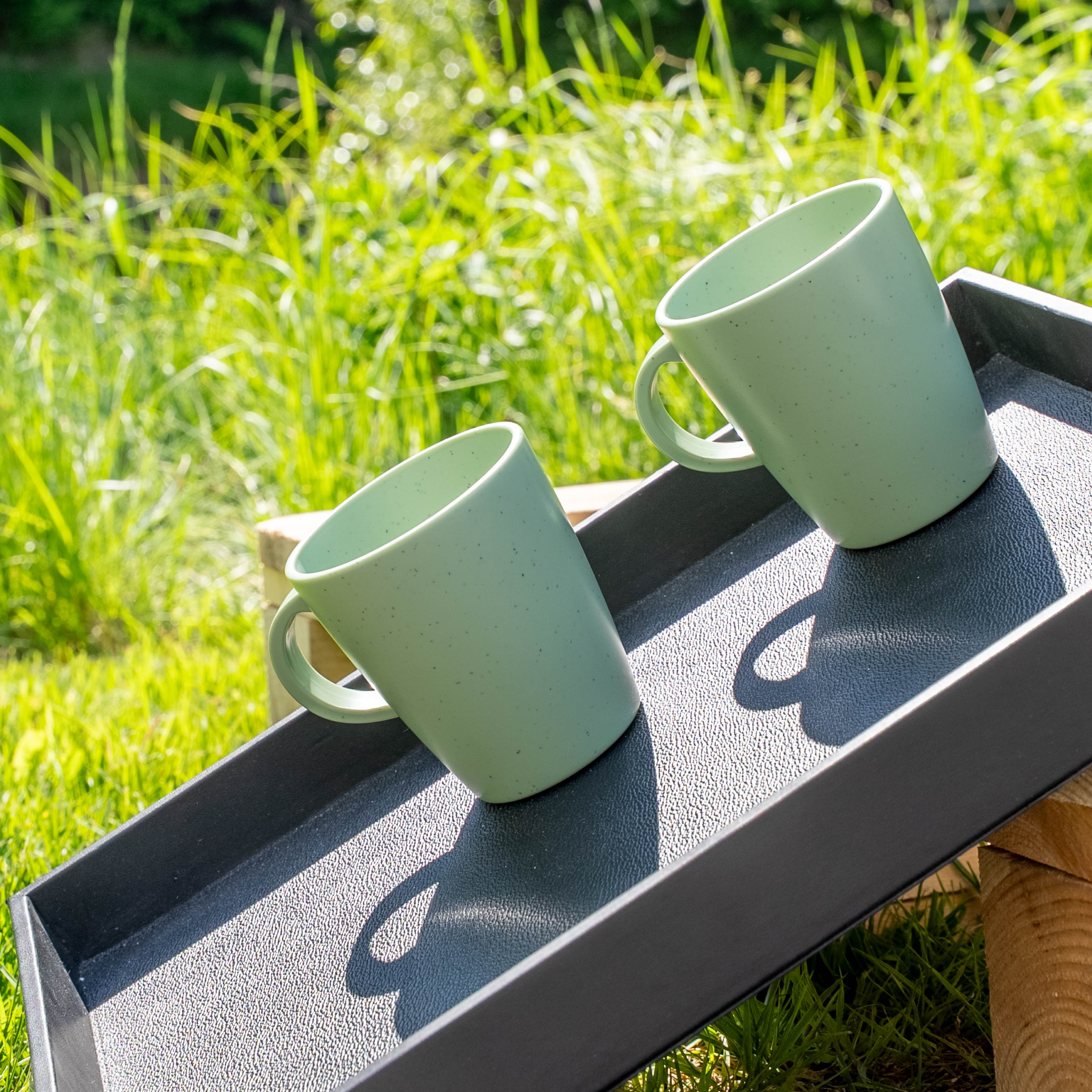 Magnet-Kunststofftassen green auf Metall-Tablett