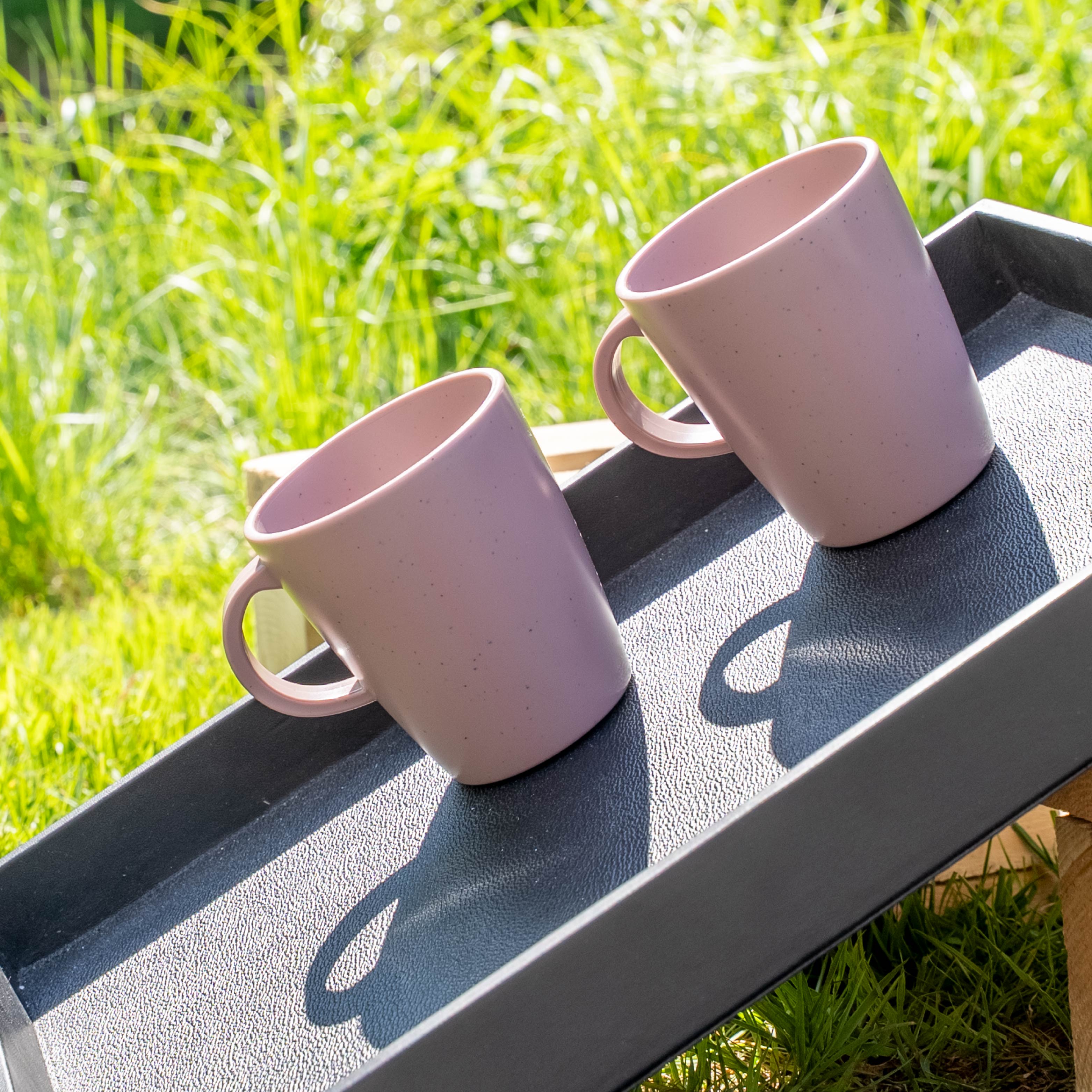 Magnet-Kunststofftassen rose auf Metall-Tablett