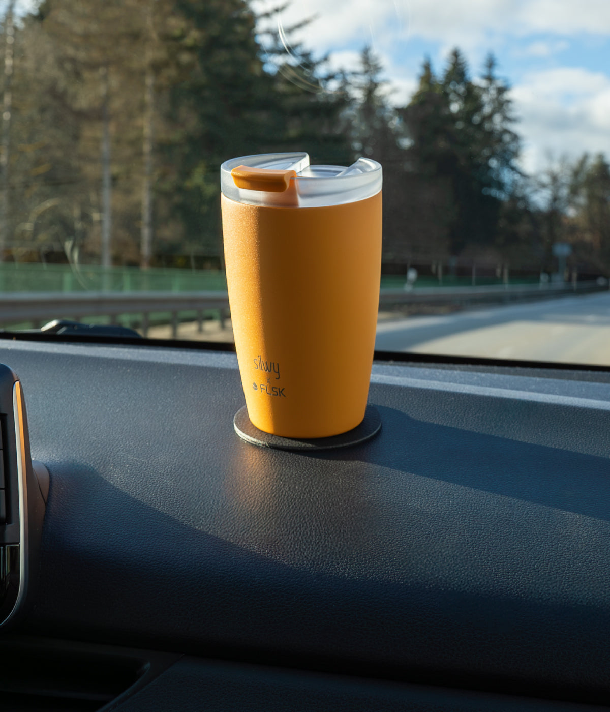 Magnet-Thermo-Cup am Armaturenbrett