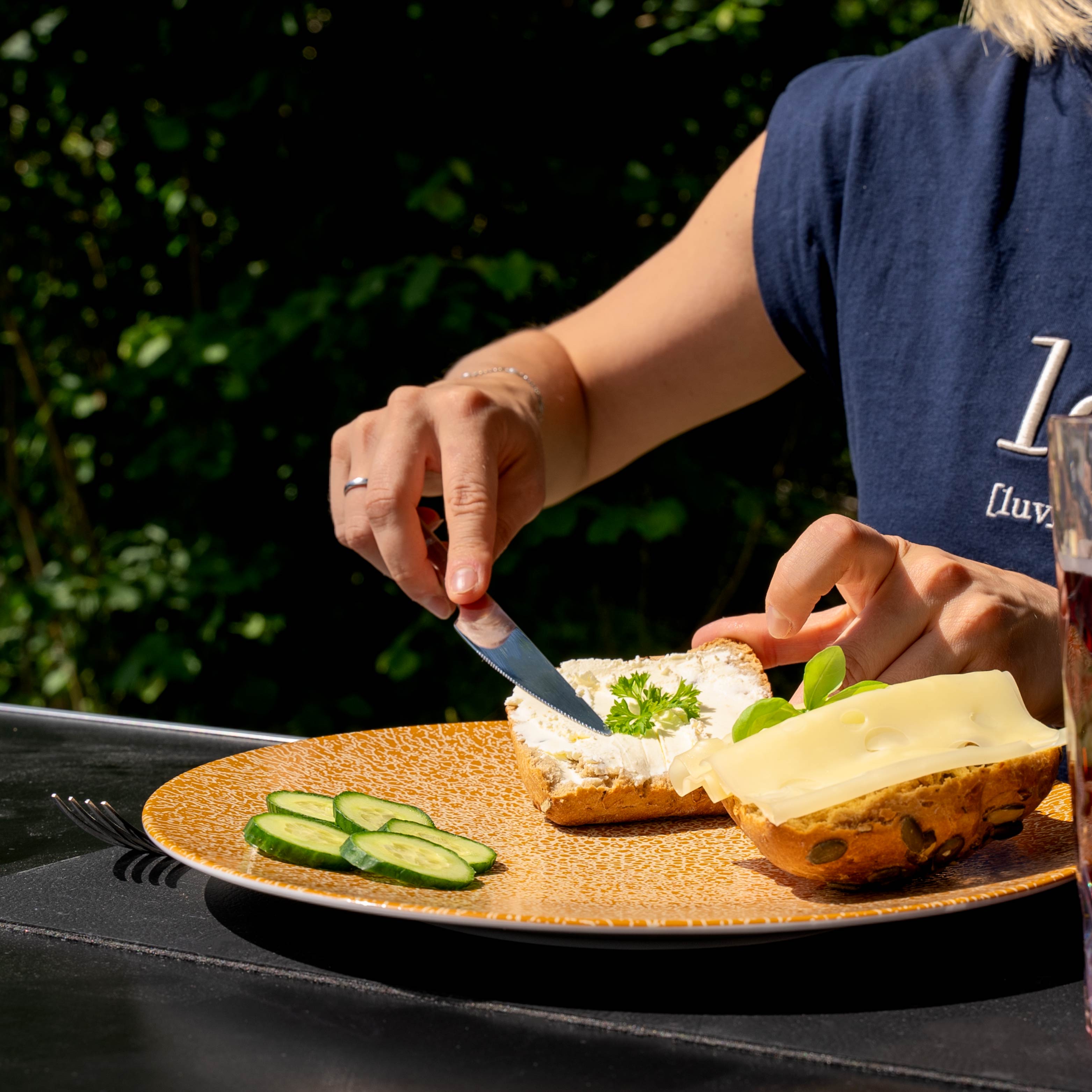 Magnetischer Porzellanteller auf metallischer Matte auf einem Campingtisch abgestellt
