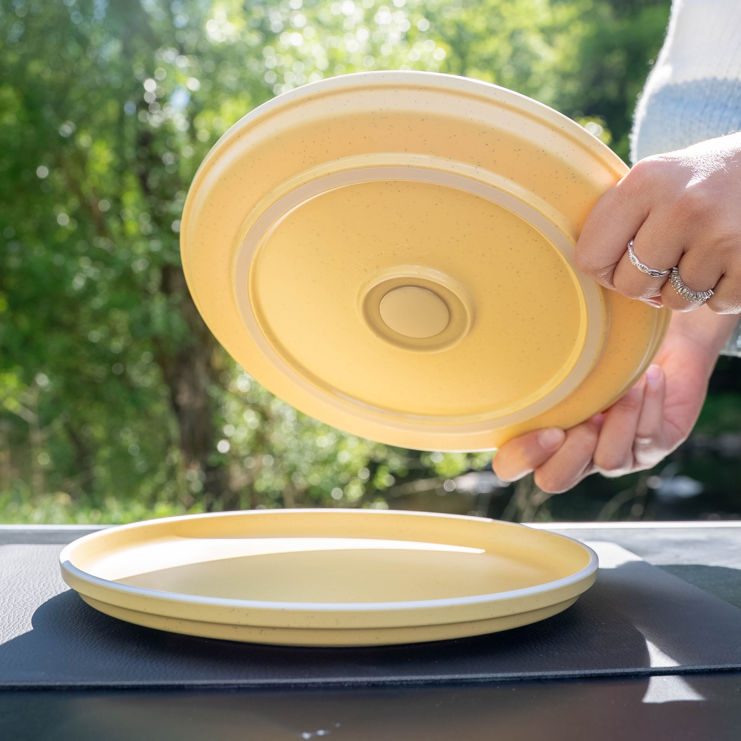 Kunststoff-Teller Yellow auf Matte