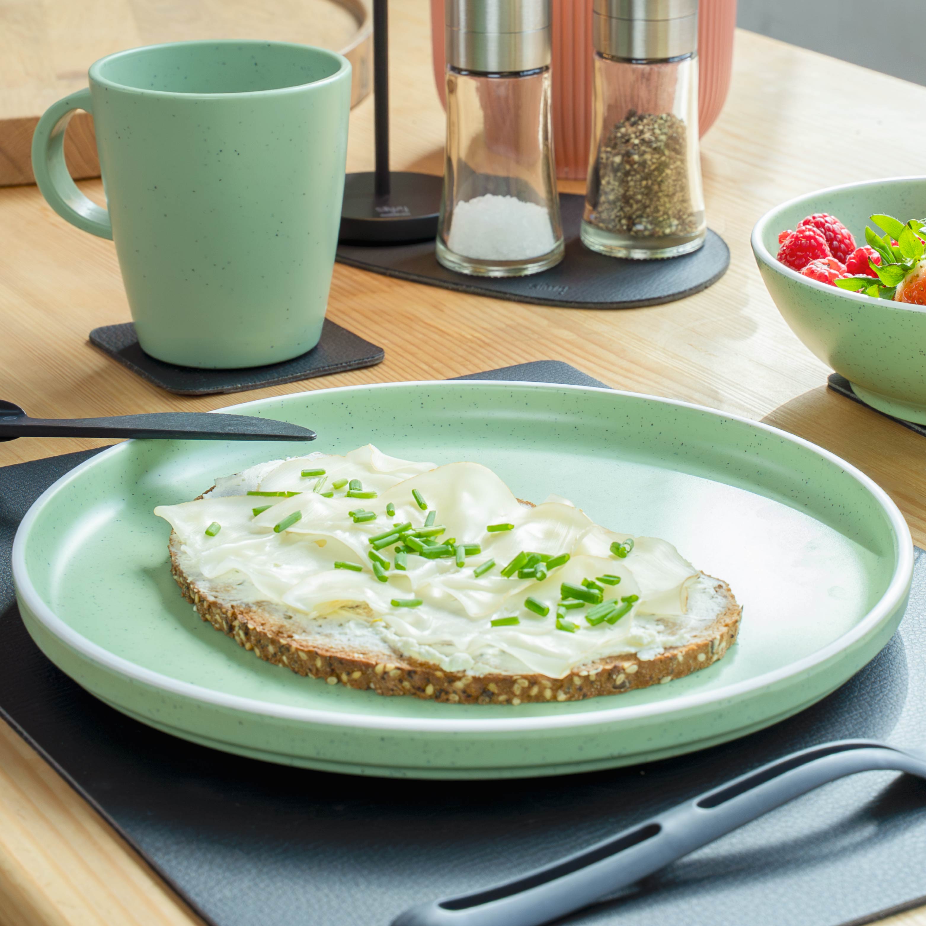 Kunststoff-Geschirrset Green auf Matte in Küchenumgebung